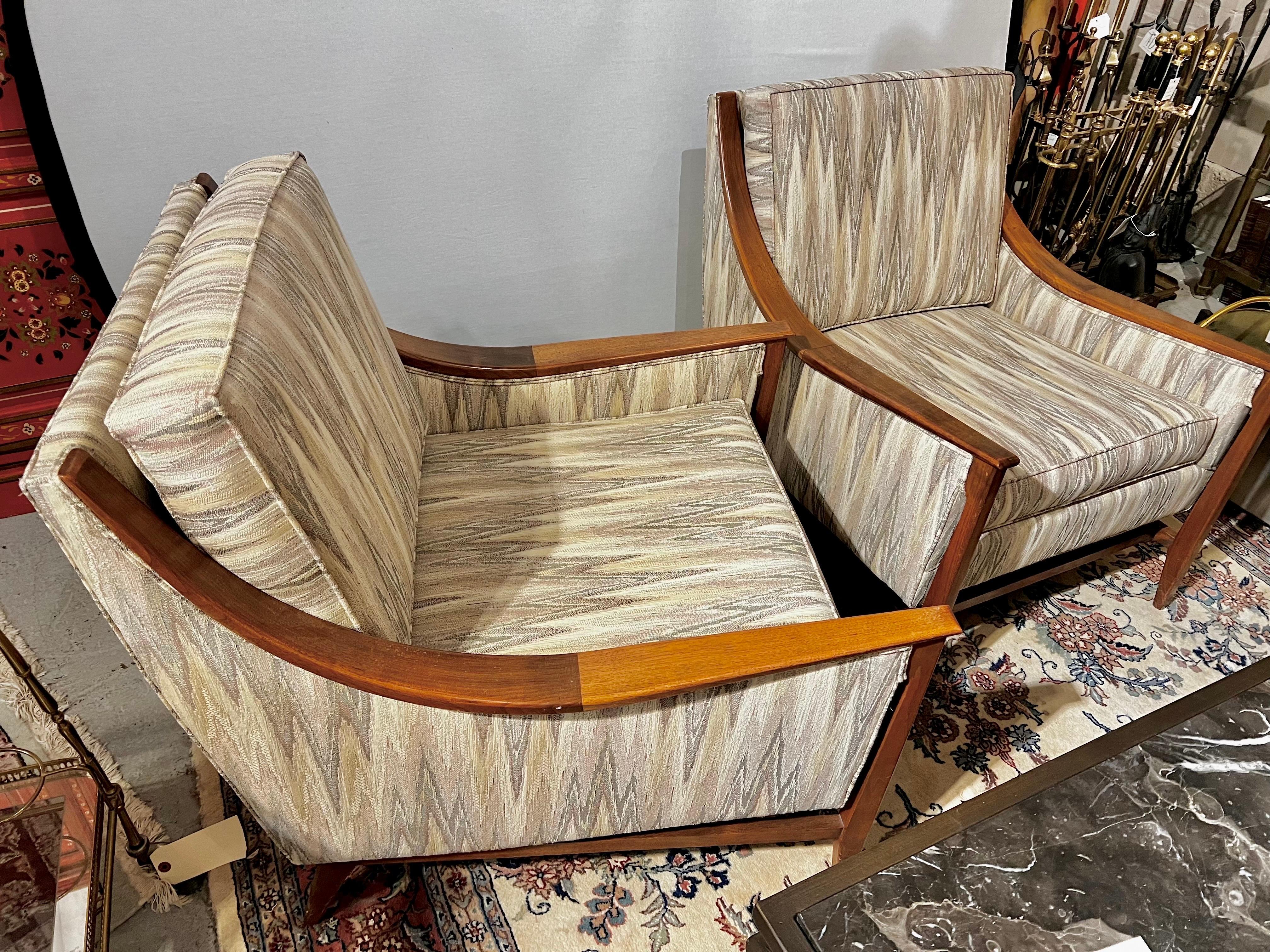 Verschönern Sie Ihren Wohnbereich mit diesem exquisiten Paar dänischer moderner Teakholz-Loungesessel aus der Mitte des Jahrhunderts.  Sie zeichnen sich durch ihre auffällige Chevron-Polsterung aus.
Diese aus massivem Teakholz gefertigten Stühle