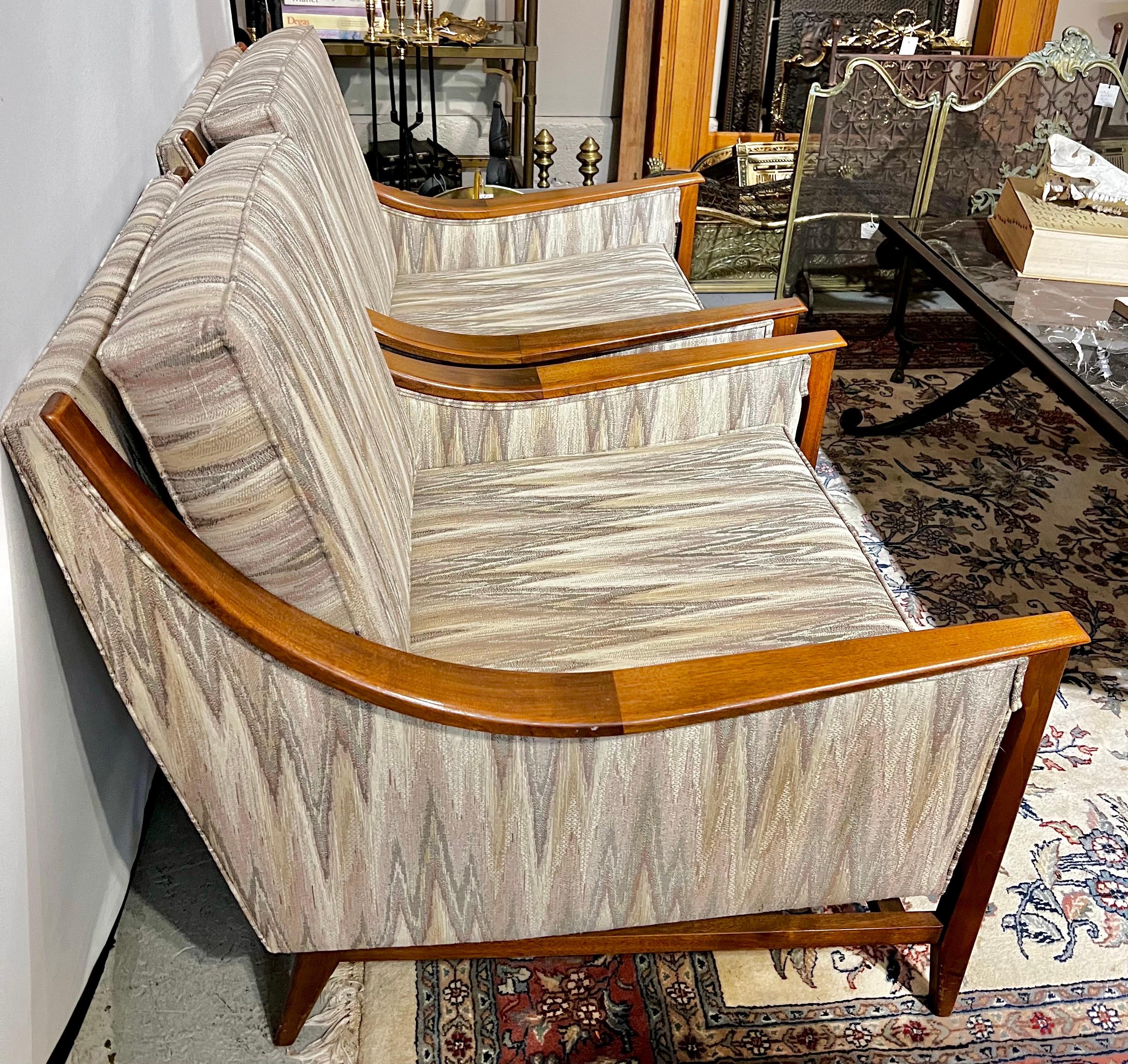 Passendes Paar moderner Chevron-Polster-Loungesessel aus der Mitte des Jahrhunderts (Moderne der Mitte des Jahrhunderts) im Angebot