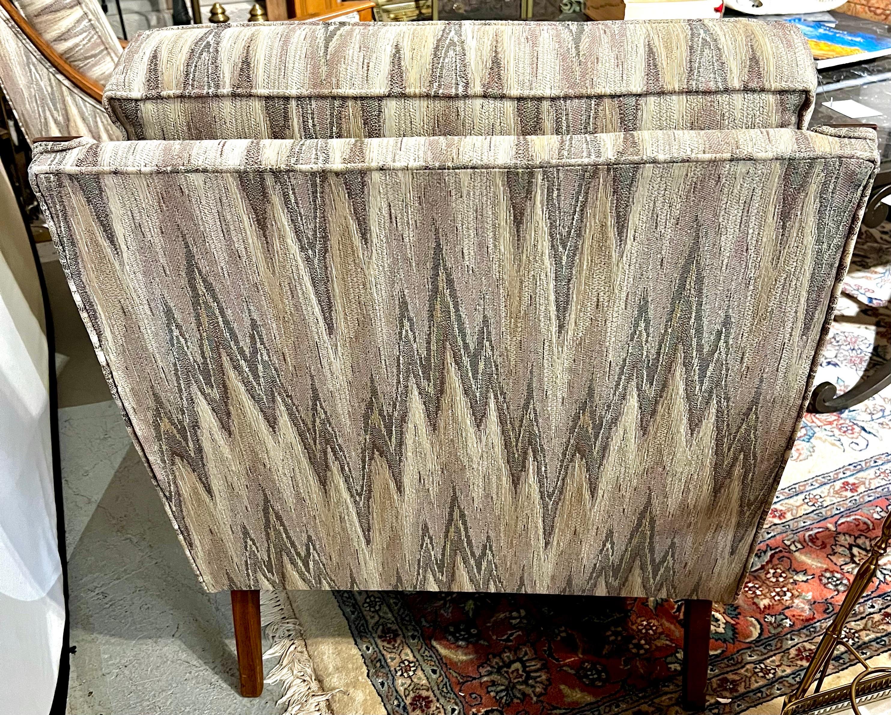 Passendes Paar moderner Chevron-Polster-Loungesessel aus der Mitte des Jahrhunderts im Angebot 2