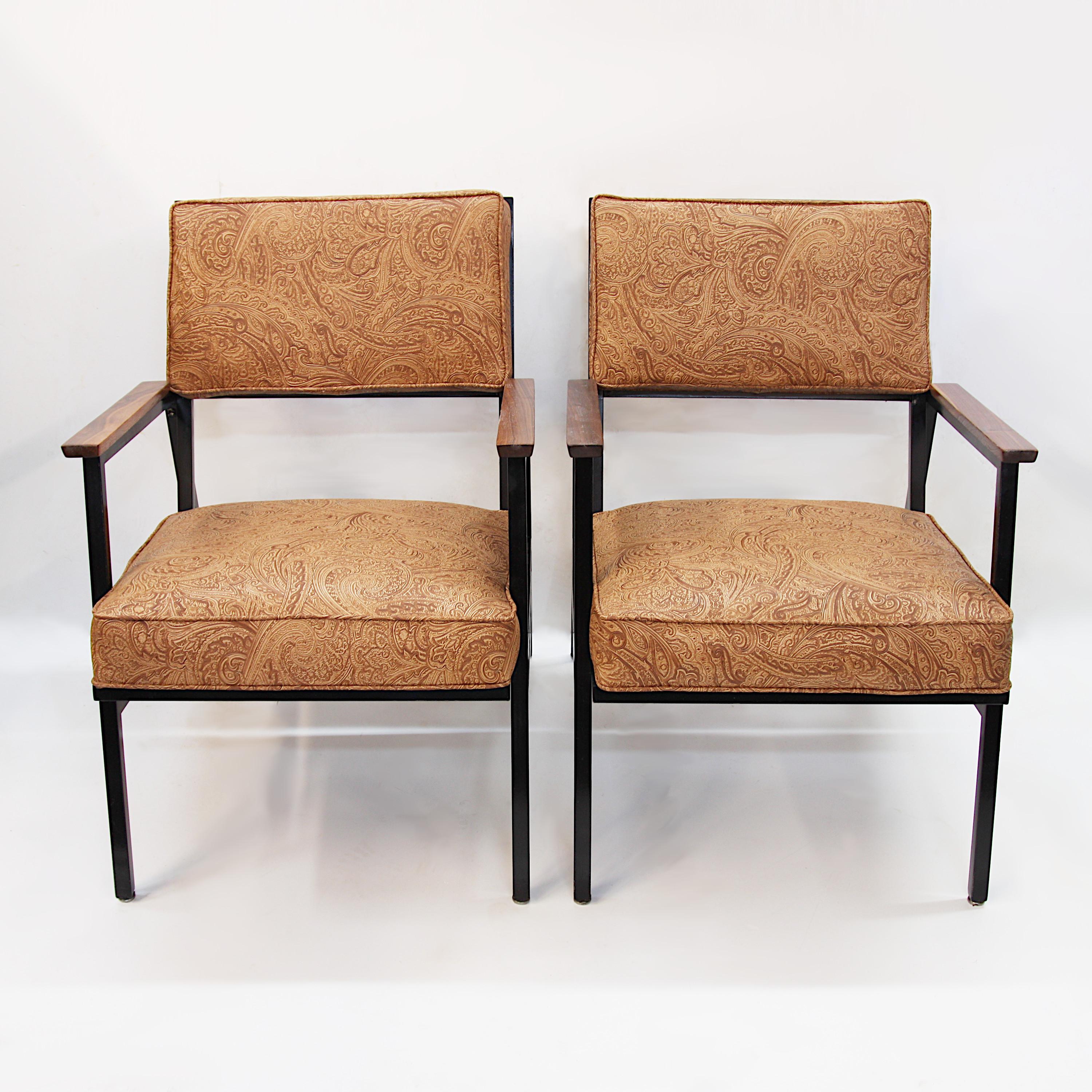 Paire assortie de chaises longues modernes du milieu du siècle dernier par Steelcase Bon état - En vente à Lafayette, IN