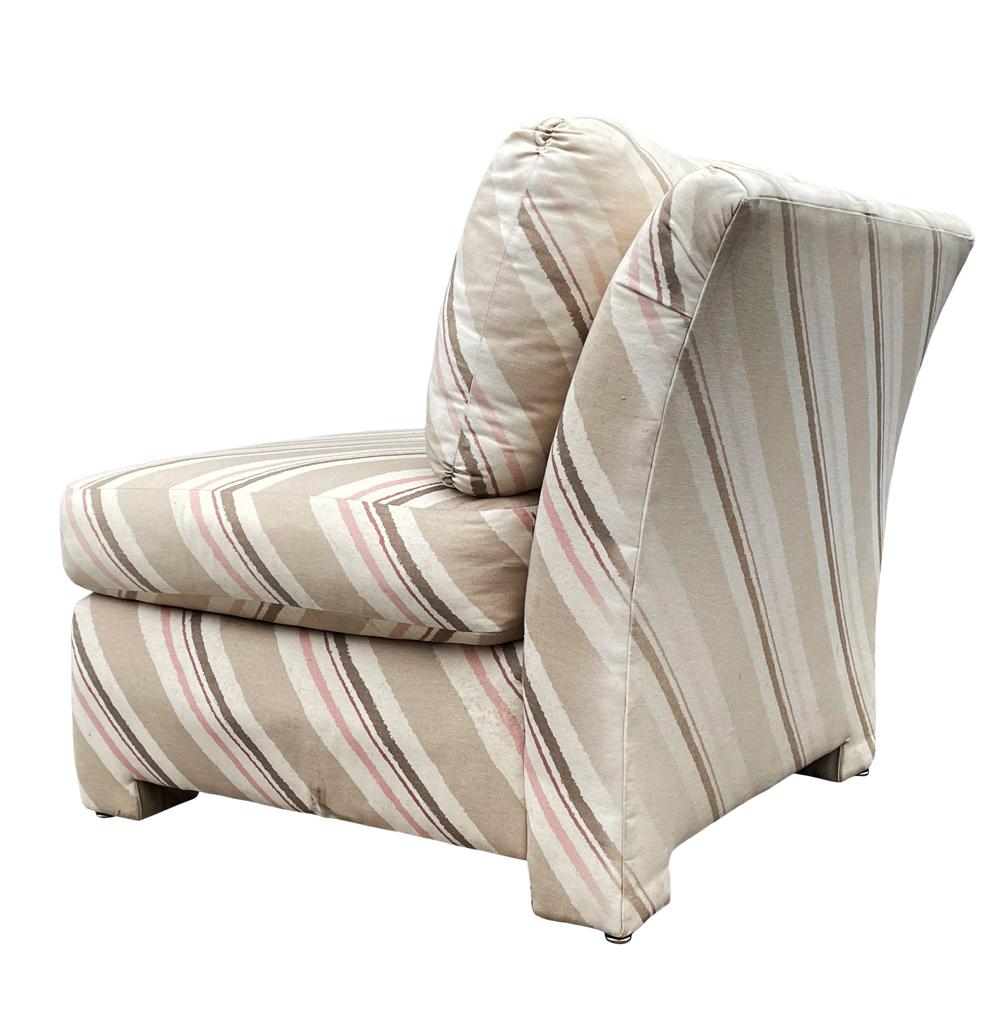 Une paire classique de fauteuils de salon décoratifs en forme de pantoufles, datant des années 1970 et fabriqués par Swaim. Des chaises bien faites. Le tissu est d'origine et doit être restauré. La mousse et le rembourrage sont souples.