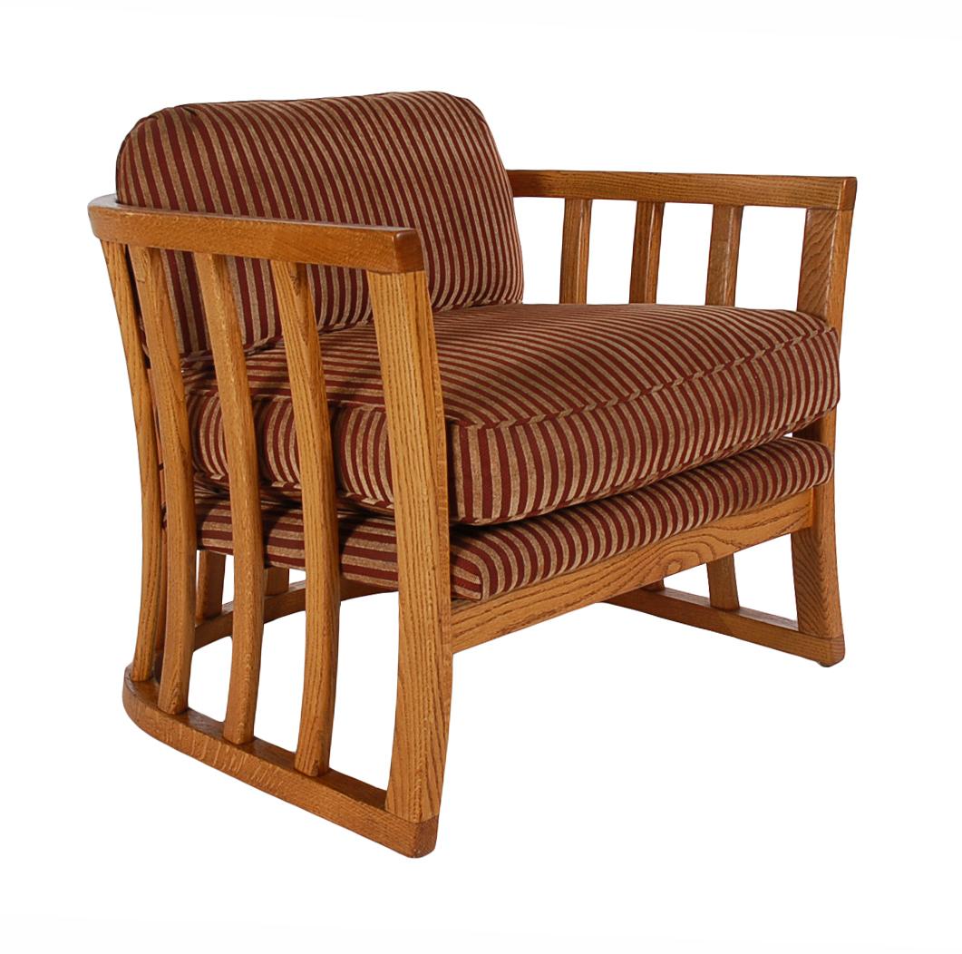 Une belle paire de chaises longues super bien faites, datant de 1979. Ils sont dotés d'un cadre en chêne massif et de coussins amples en tissu d'origine.