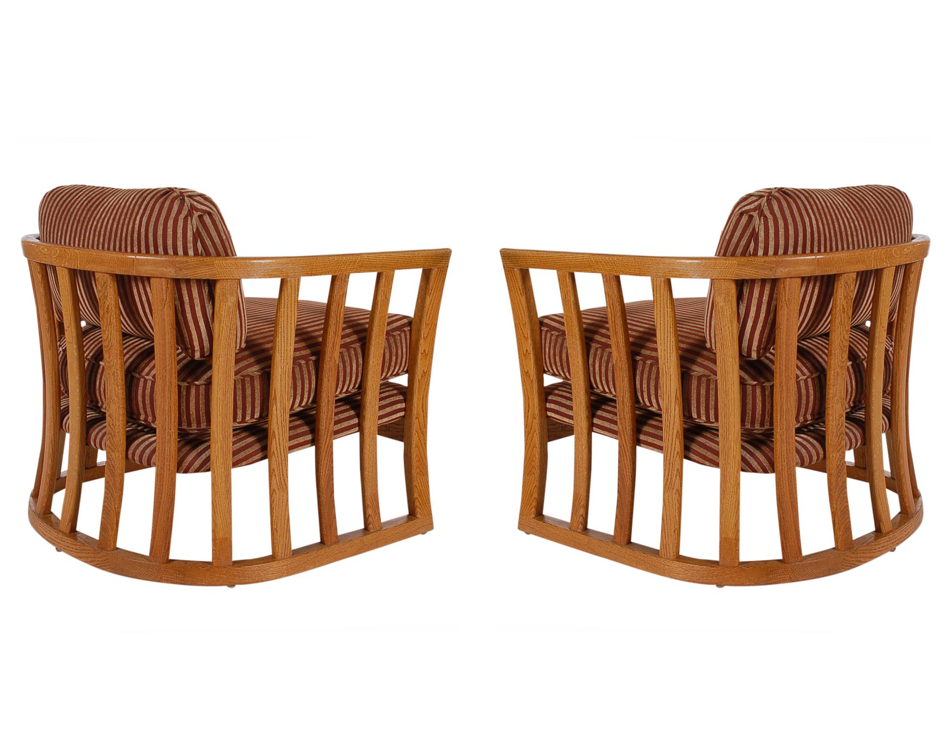 Tissu Paire assortie de fauteuils de salon en chêne en forme de tonneau à dossier fuseau, de style Mid-century modern en vente