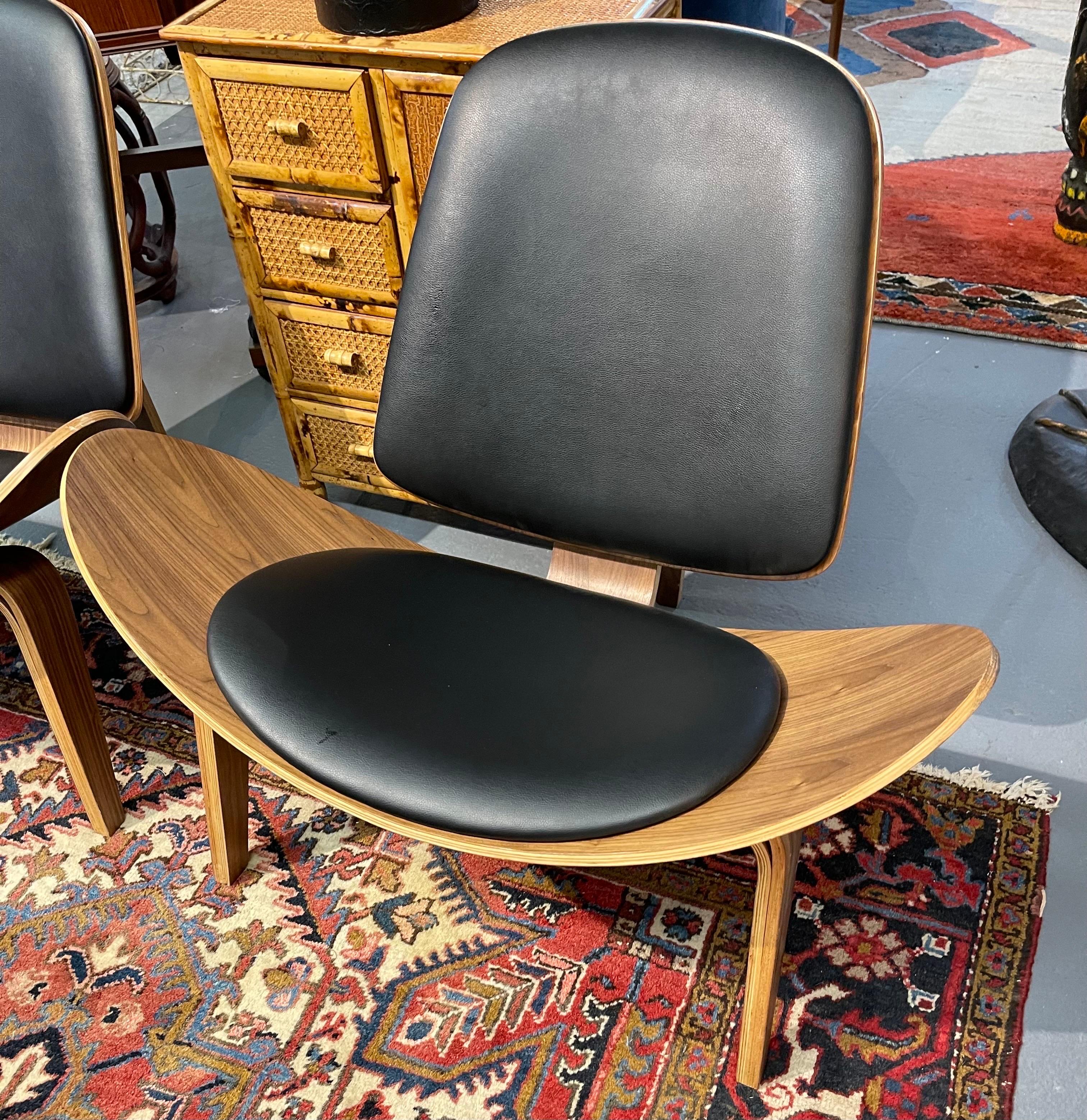 Matching Pair of Mid Century Modern Style Scoop Lounge Chairs In Good Condition In West Hartford, CT