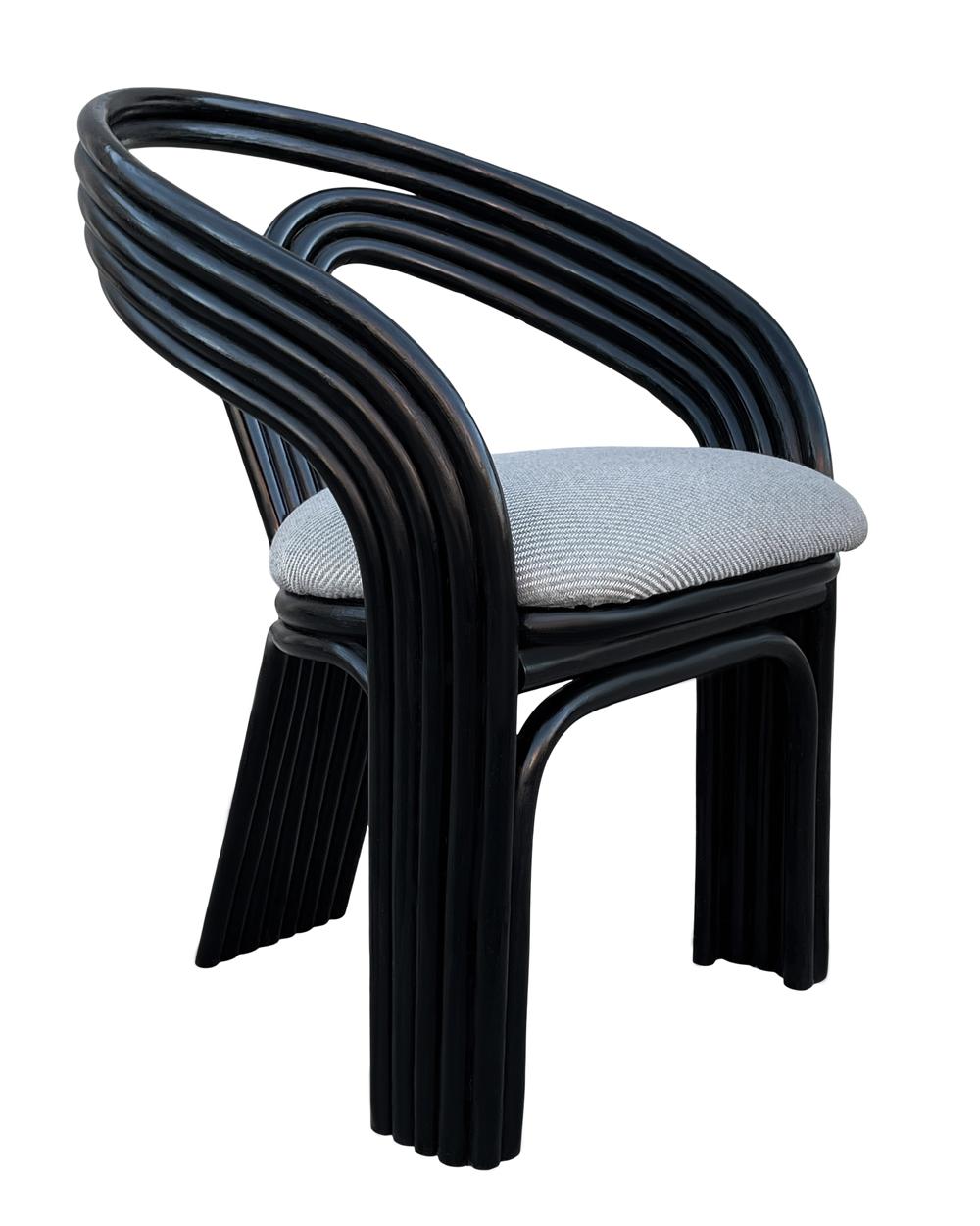 Postmoderne Paire de fauteuils assortis en rotin noir post-moderne du milieu du siècle dernier en vente