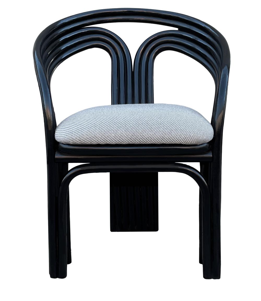 Tissu Paire de fauteuils assortis en rotin noir post-moderne du milieu du siècle dernier en vente