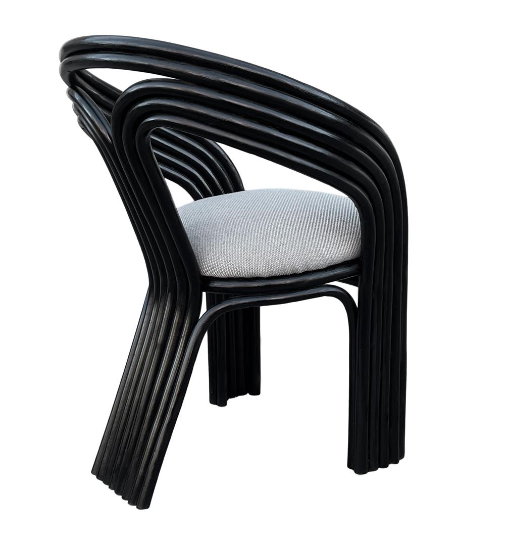 Paire de fauteuils assortis en rotin noir post-moderne du milieu du siècle dernier en vente 2