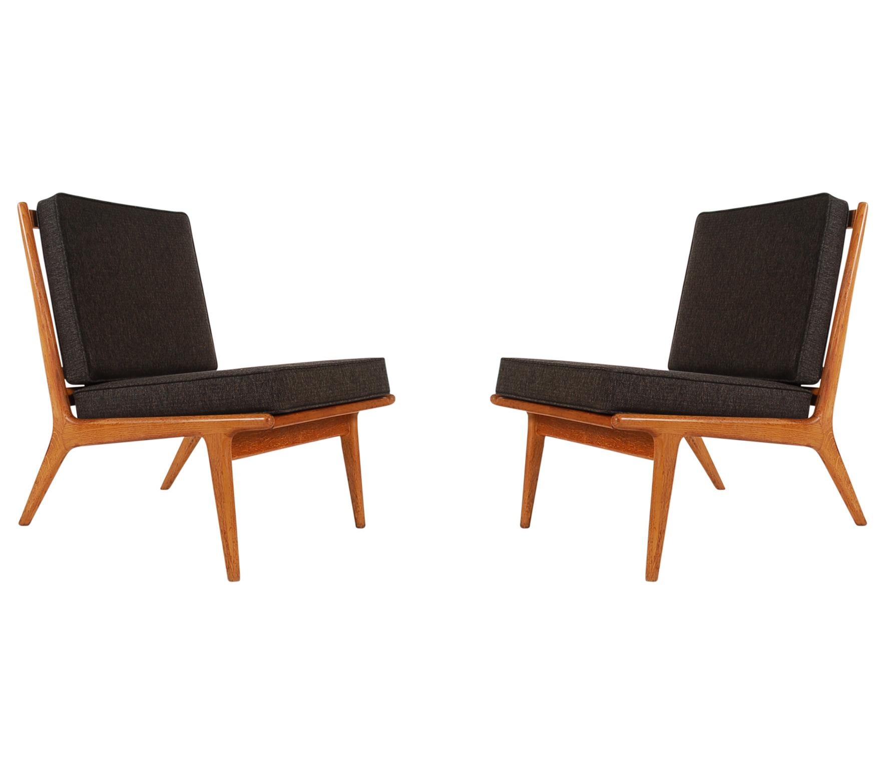 Matching Pair of Midcentury Danish Modern Slipper Lounge Chairs in Oak In Good Condition In Philadelphia, PA