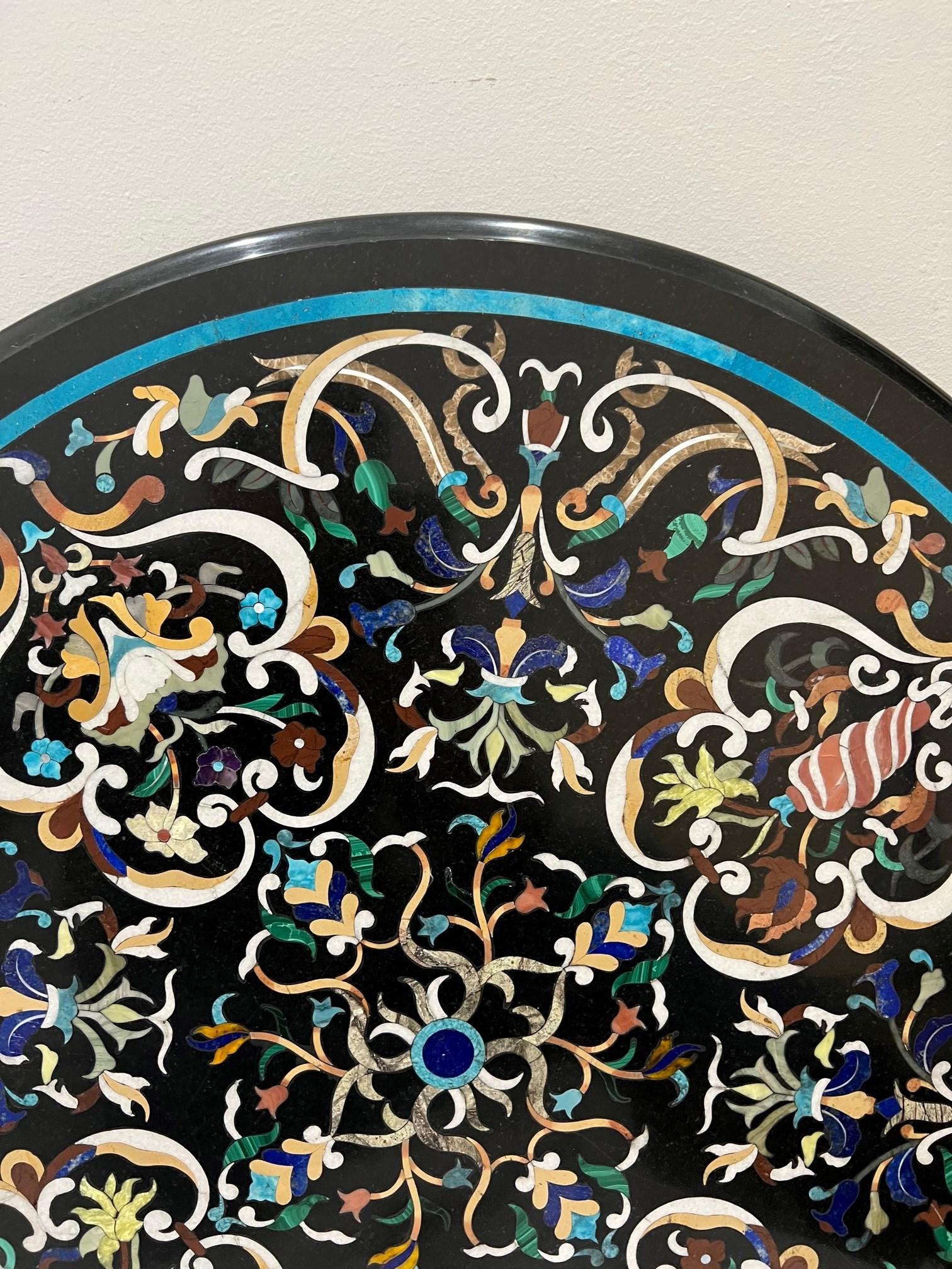 Pareja de tableros de mesa de Pietra DURA a juego con incrustaciones de piedras semipreciosas en venta 4