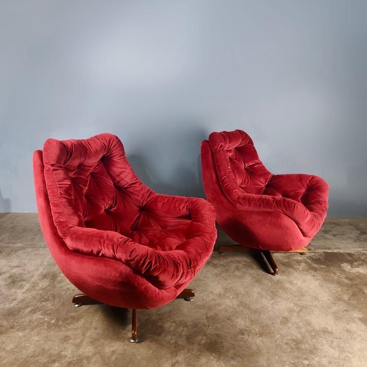 New Stock ✅

Matching Pair Of Pink Red Swivel Velvet Lounge Chairs

A matching pair of pink red velvet swivel egg chairs lounge chairs dating from the late 1960s.

With the original pink red tufted velvet upholstery, which has been professionally