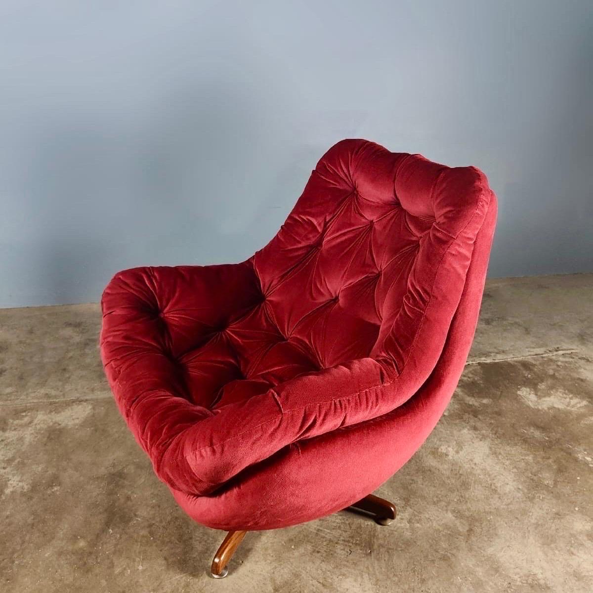 Matching Pair Of Pink Red Swivel Velvet Lounge Egg Chairs Mid Century Vintage In Excellent Condition For Sale In Cambridge, GB