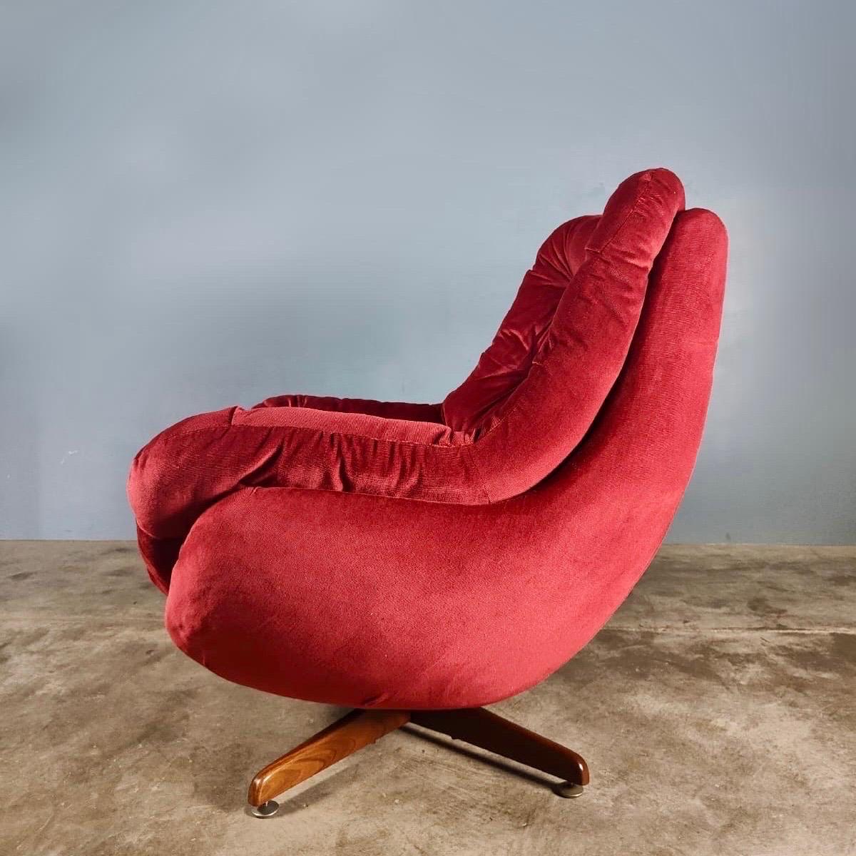 Mid-20th Century Matching Pair Of Pink Red Swivel Velvet Lounge Egg Chairs Mid Century Vintage For Sale
