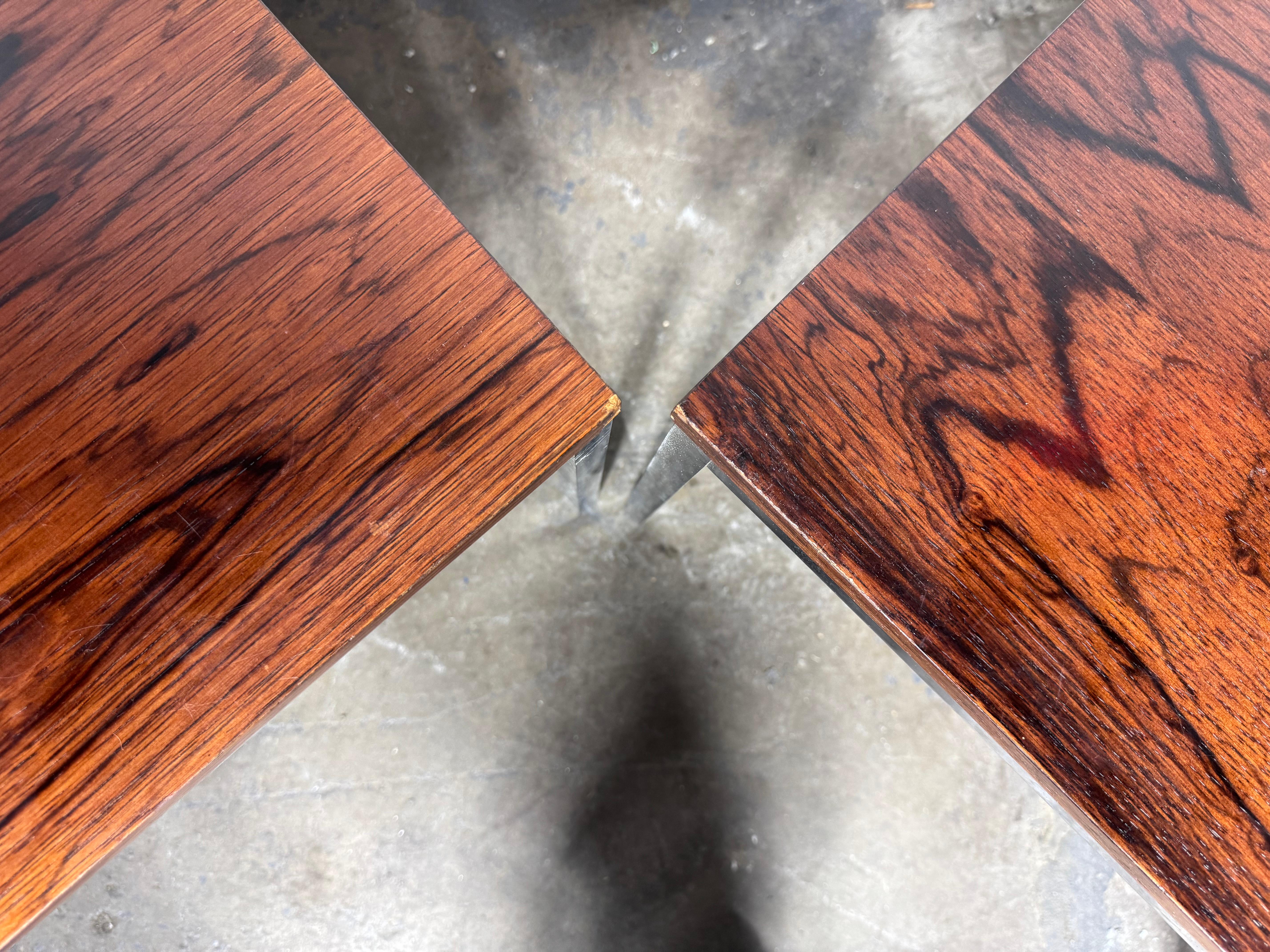 Matching Pair of Rosewood & Steel Square Knoll Side End Tables / Couchtische oder steht ... Klassisch-modernistisches Design,, Atemberaubend gemasertes Palisanderholz  Körnung.. Behalten Sie Original-Finish / Patina,, Auch behalten Original EARLY