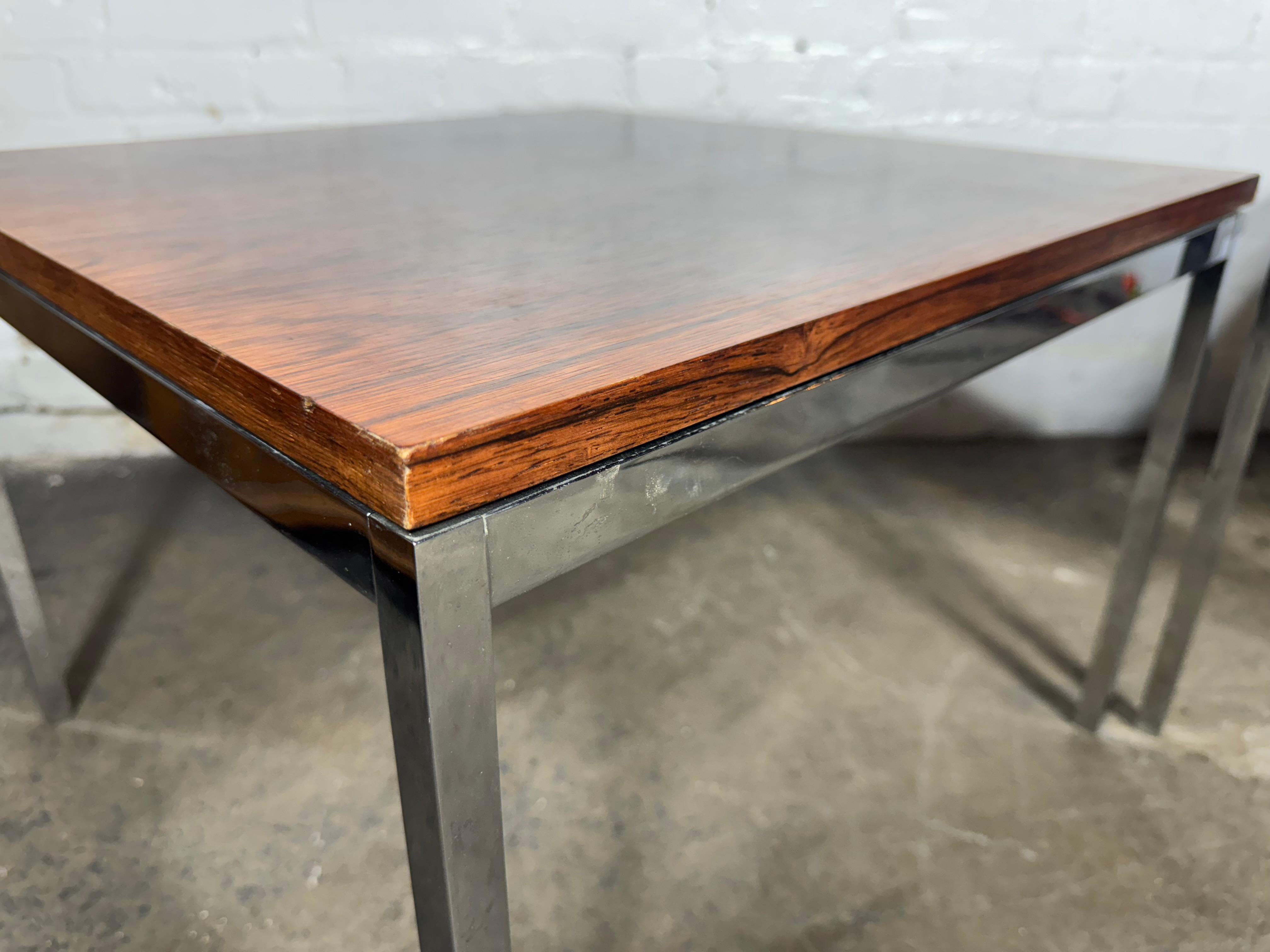Pair of Rosewood & Steel Square Knoll Side End Tables Stands (Moderne der Mitte des Jahrhunderts) im Angebot