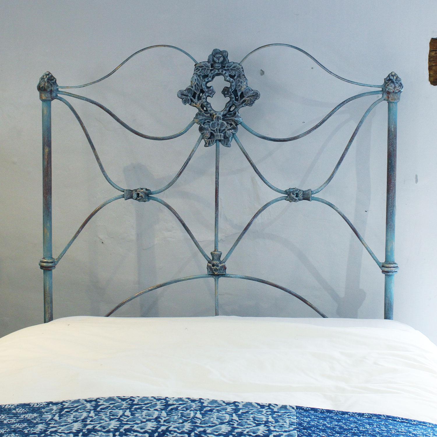 Iron Matching Pair of Single Antique Beds, MP59 For Sale