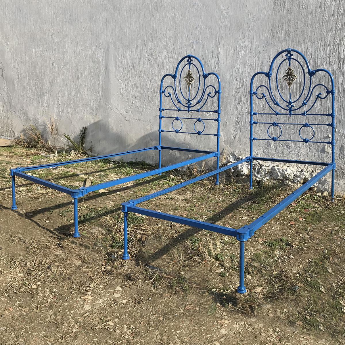 A matching pair of twin brass and iron antique beds with cast iron panels in a 3-hoop design and central brass plaques. 

These beds accept 3ft wide (36 inch or 90 cm) bases and mattresses.
The length is 80 inches, but can be adjusted.
These