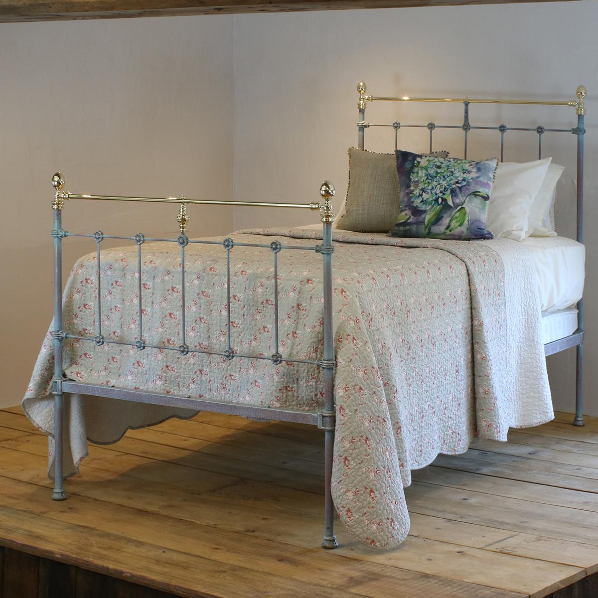 A matching pair of twin brass and iron beds finished in blue verdigris with straight brass top rails, egg-shaped cast brass knobs and decorative daisy-shaped castings.

These beds accept 3ft 6in wide (42 inch or 107 cm) bases and