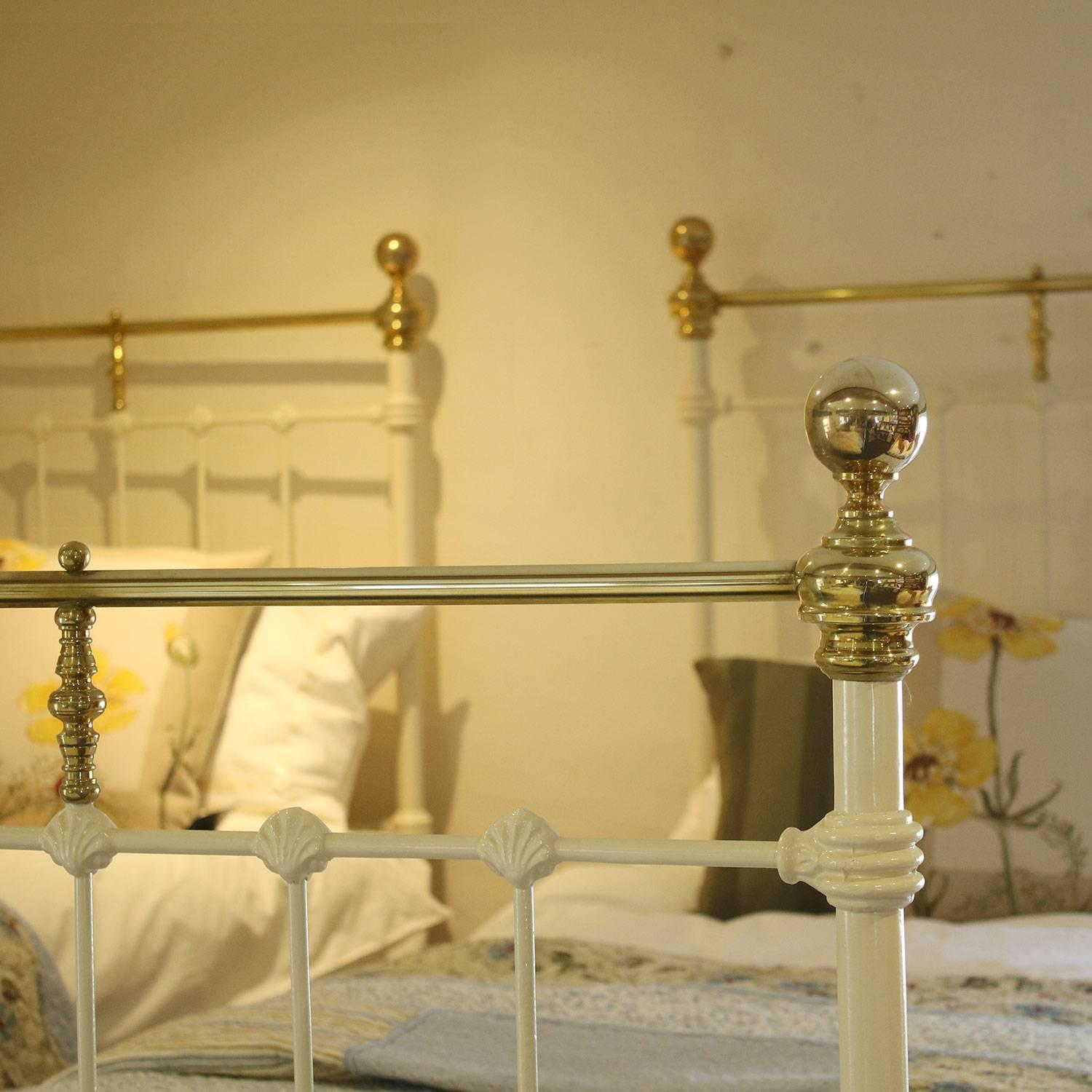 A matching pair of twin brass and iron beds finished in cream with straight brass top rails.

These beds accept 3 ft wide (36 inch or 90 cm) bases and mattresses.

The price is for the beds alone, the bases, mattresses, bedding and linen are