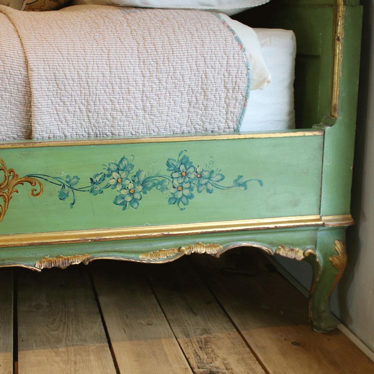 Matching Pair of Venetian Painted Antique Beds, WP30 In Fair Condition In Wrexham, GB