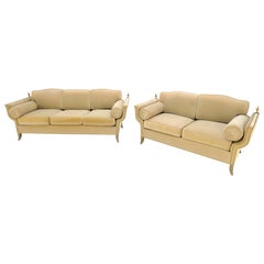 Juego a juego de sofá y sillón doble atribuidos a Versace, decorados con remates