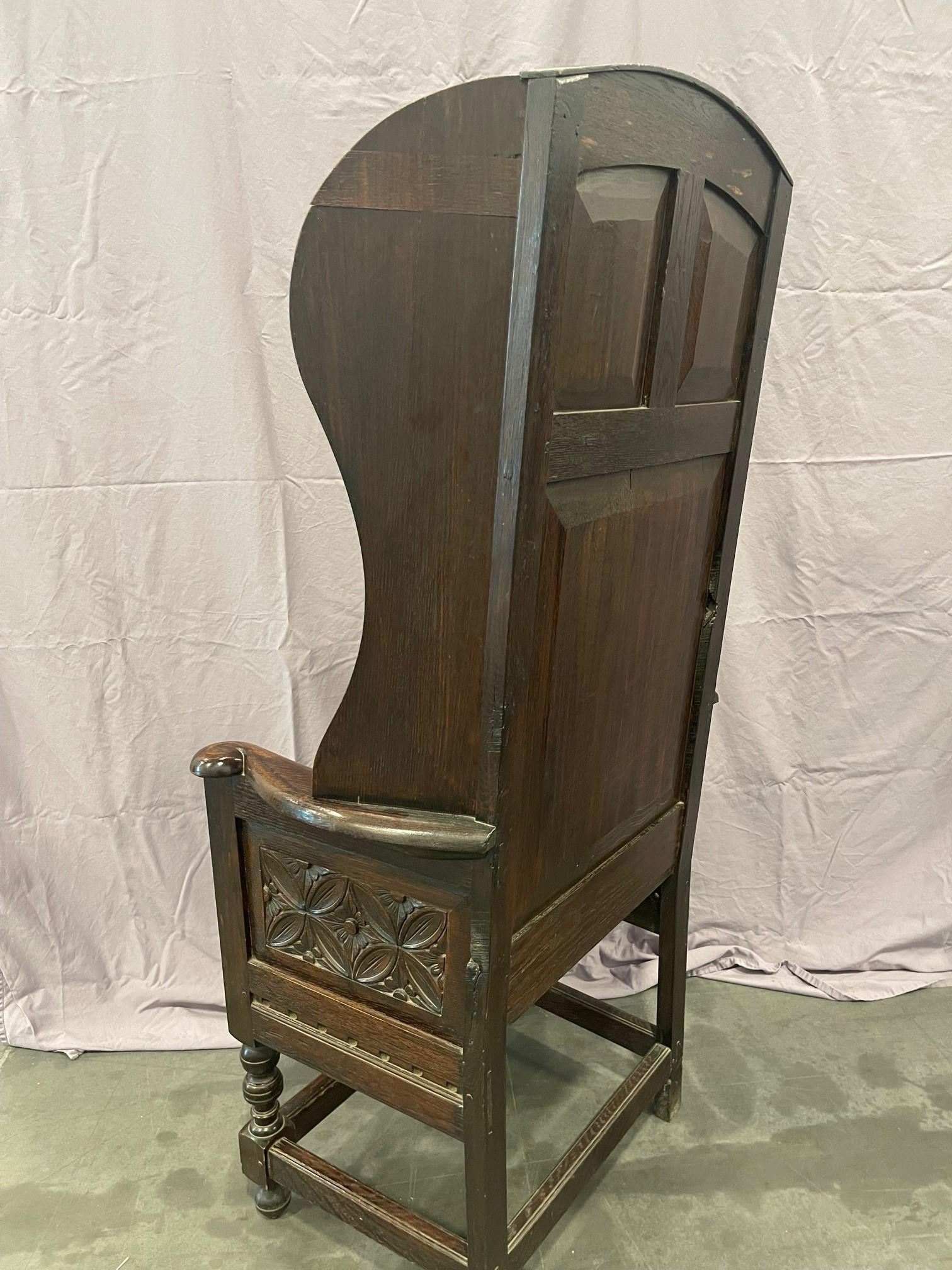Paire assortie de chaises à accoudoirs en chêne sculpté de l'époque victorienne en vente 1