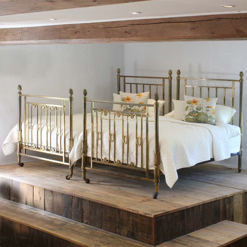 Messingbetten Antik – im Angebot bei 1stDibs