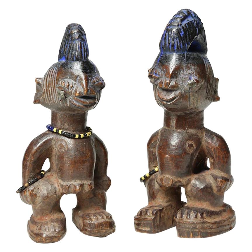 Paire assortie de figures jumelles Yoruba en perles d'art tribal africain Ibeji Nigeria