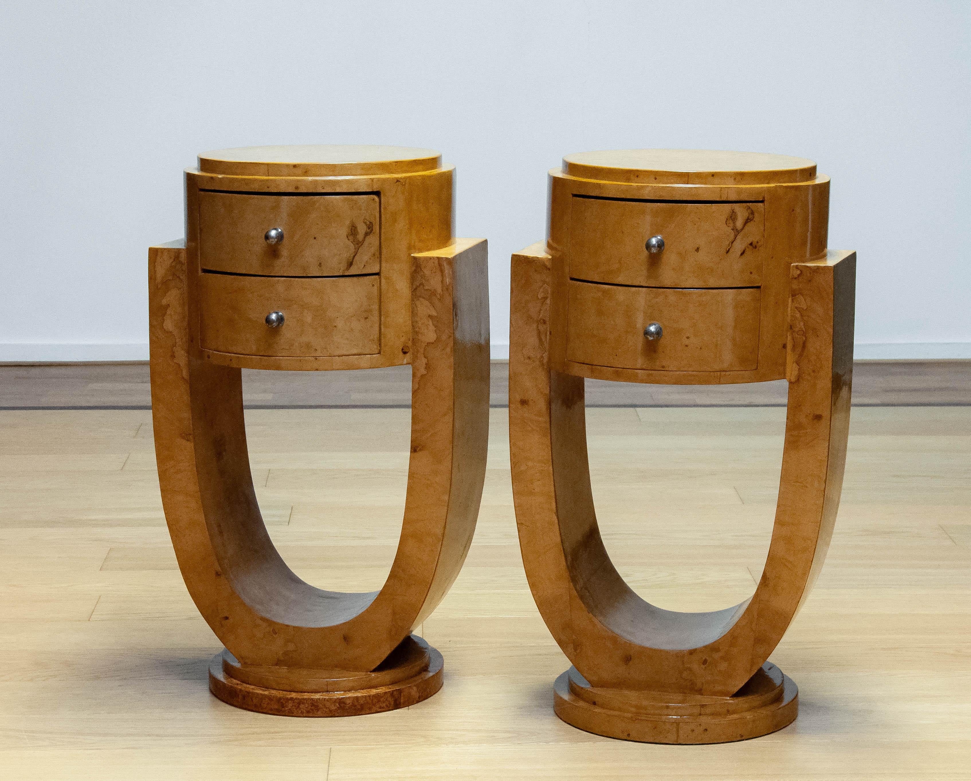 Beautiful and extremely decorative matching pair bedside tables / night stands in Art Deco style hand made in the 1990s in Asia for the European market.
Both bedside tables are veneered with poplar burl having a fantastic grain and color.
Finished