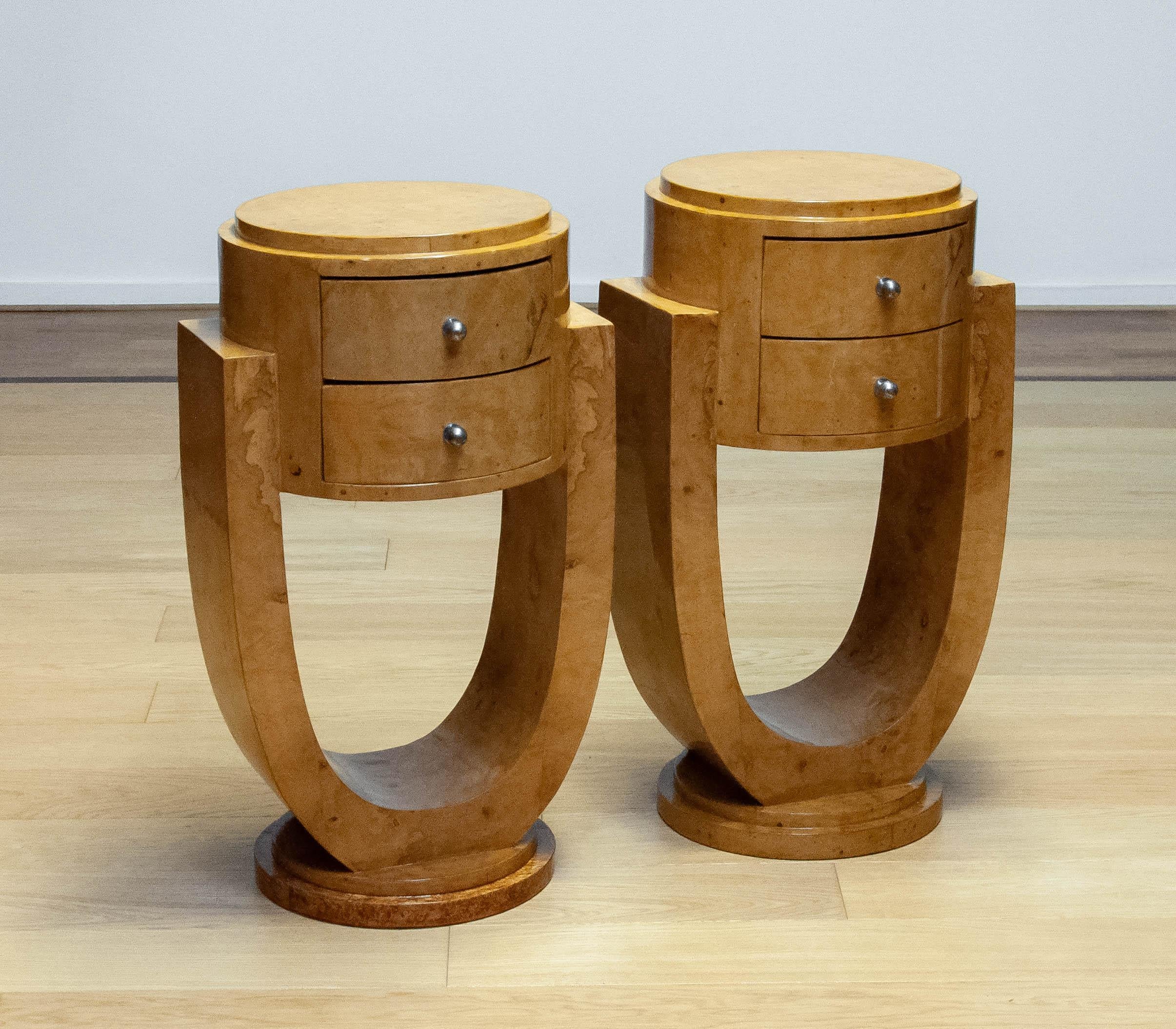 Matching Pair Round Shaped Art Deco Bedside Tables / Night Stands In Poplar Burl In Good Condition In Silvolde, Gelderland