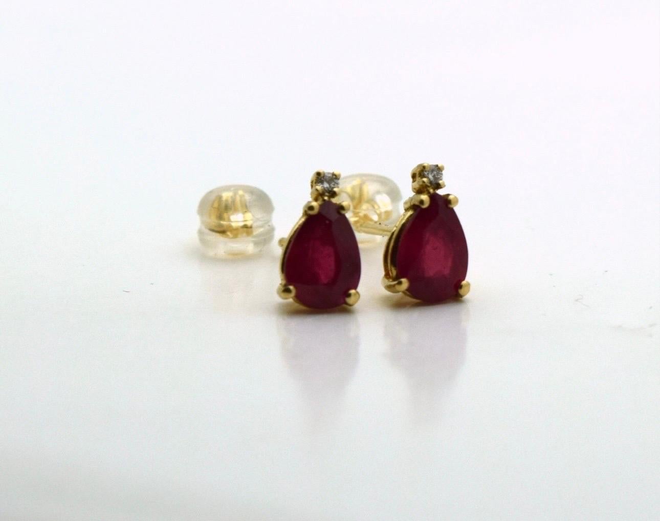 Orecchini coordinati con rubino e diamanti in oro 14KT In condizioni Nuovo in vendita a Boca Raton, FL