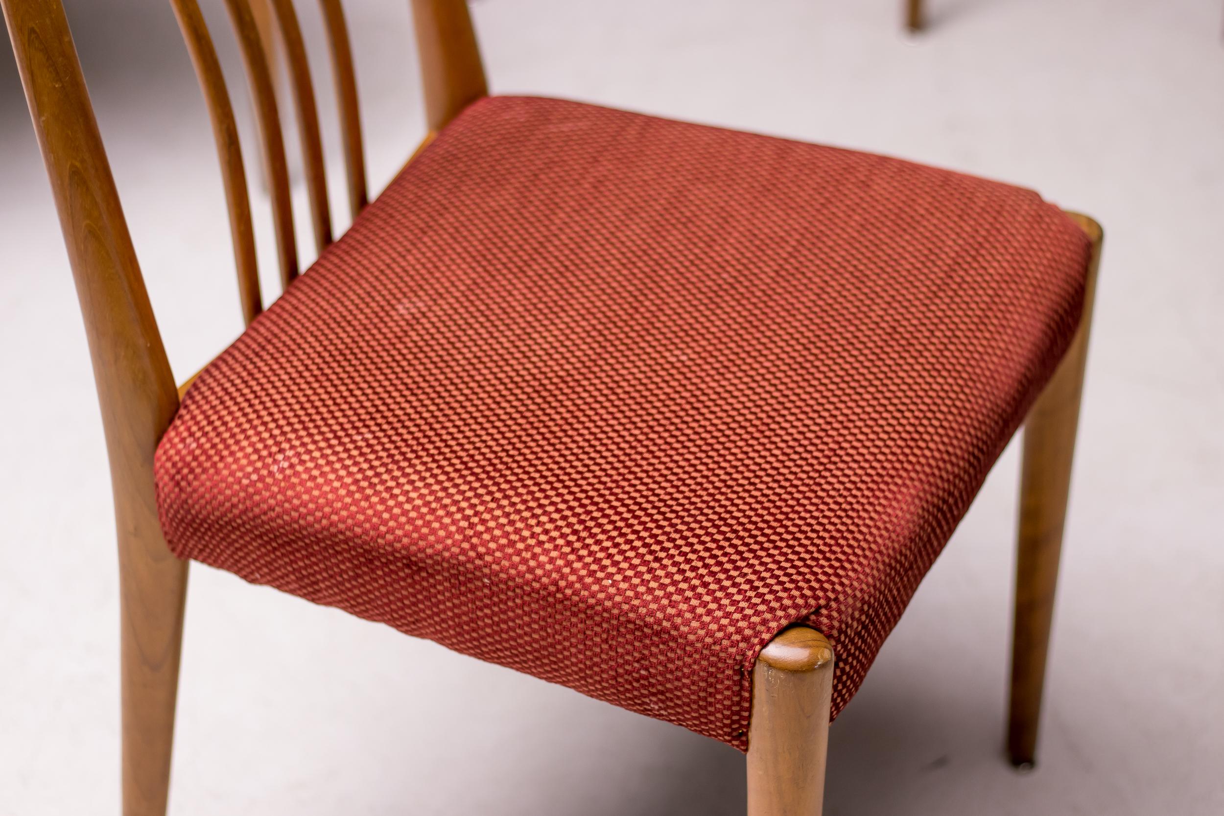 Matching set of Six Sculpted Walnut Dining Chairs, Italy, 1955 For Sale 5