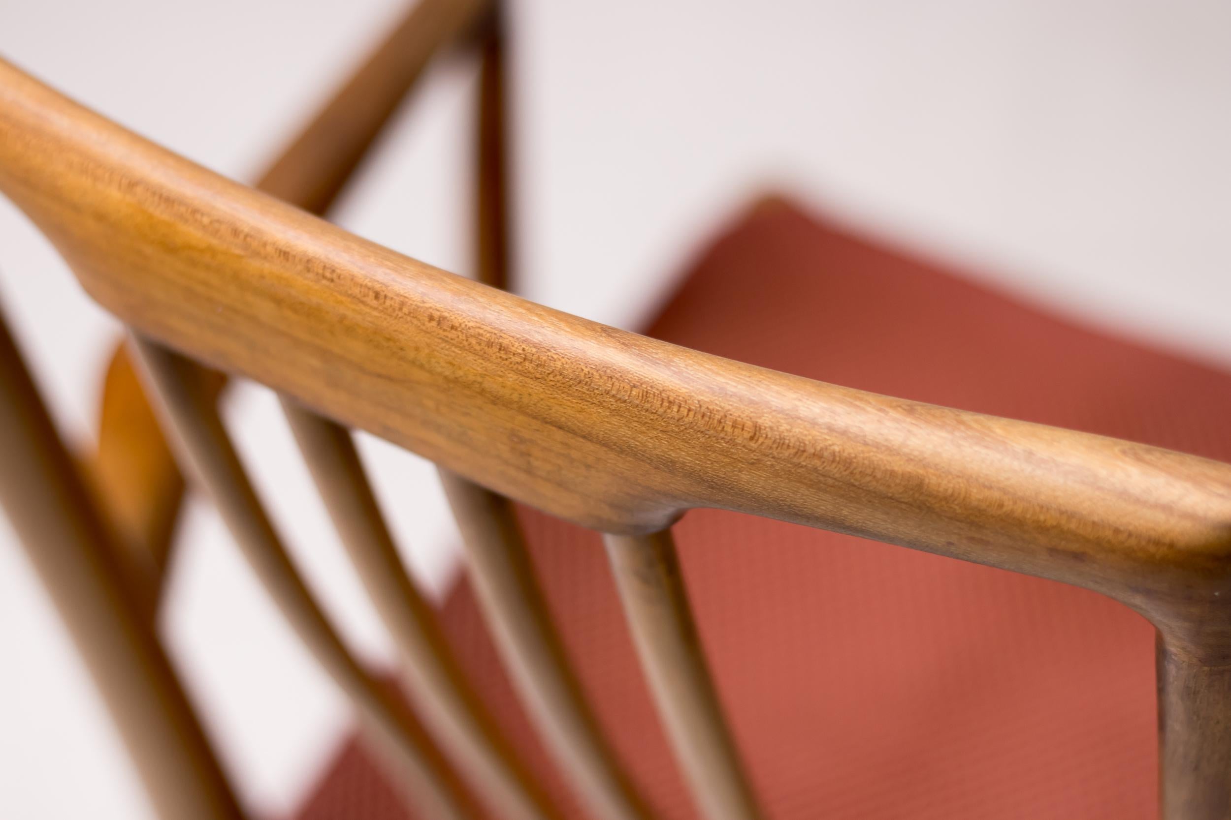 Matching set of Six Sculpted Walnut Dining Chairs, Italy, 1955 In Good Condition For Sale In Dronten, NL