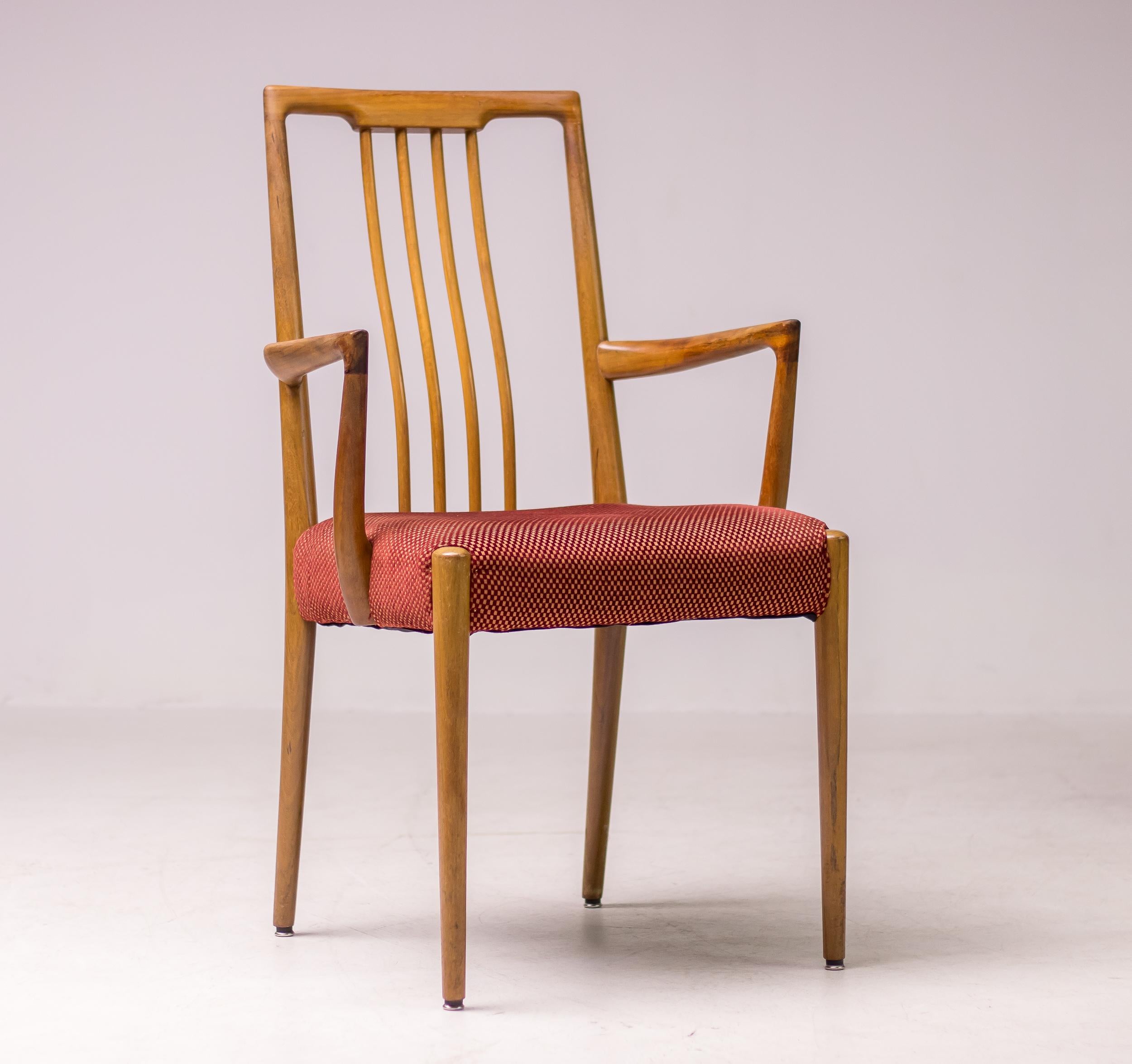 Matching set of Six Sculpted Walnut Dining Chairs, Italy, 1955 For Sale 1