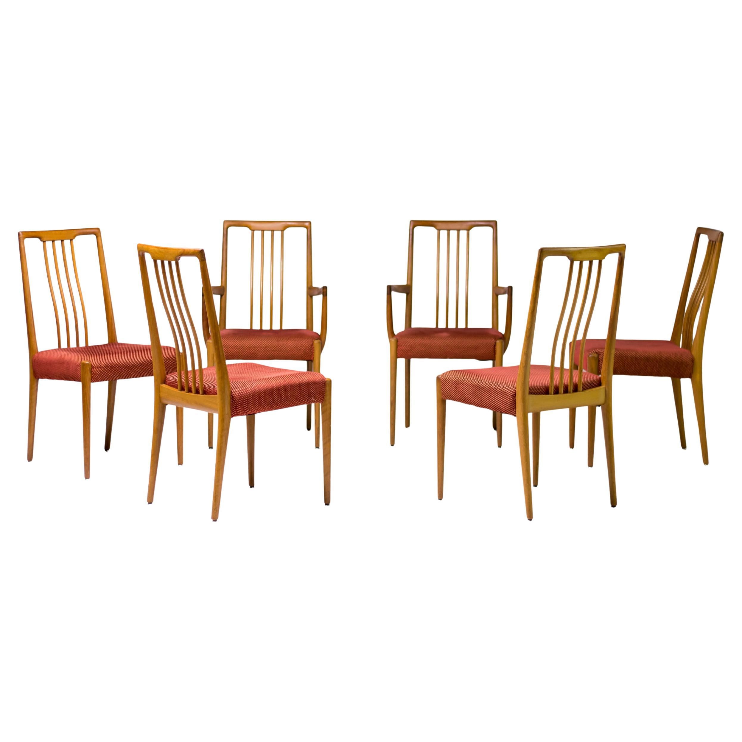 Juego a juego de seis sillas de comedor de nogal esculpido, Italia, 1955
