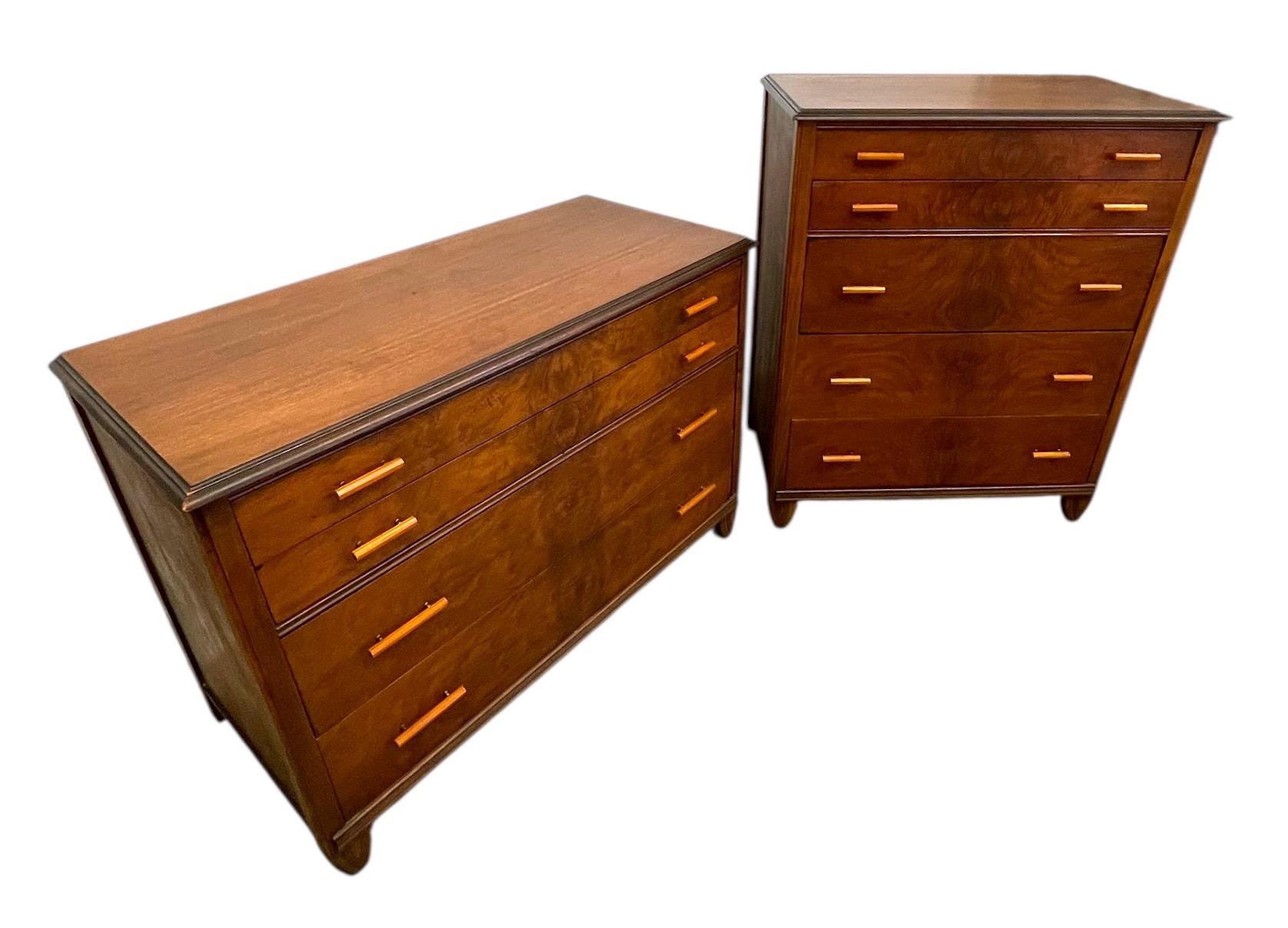  Questo set coordinato di comò vintage, realizzato da Crescent Furniture Co. di Warren, Pennsylvania, presenta un mix di influenza Art Déco e raffinatezza moderna di metà secolo. Entrambi i pezzi sono realizzati con impiallacciature di legno dalle