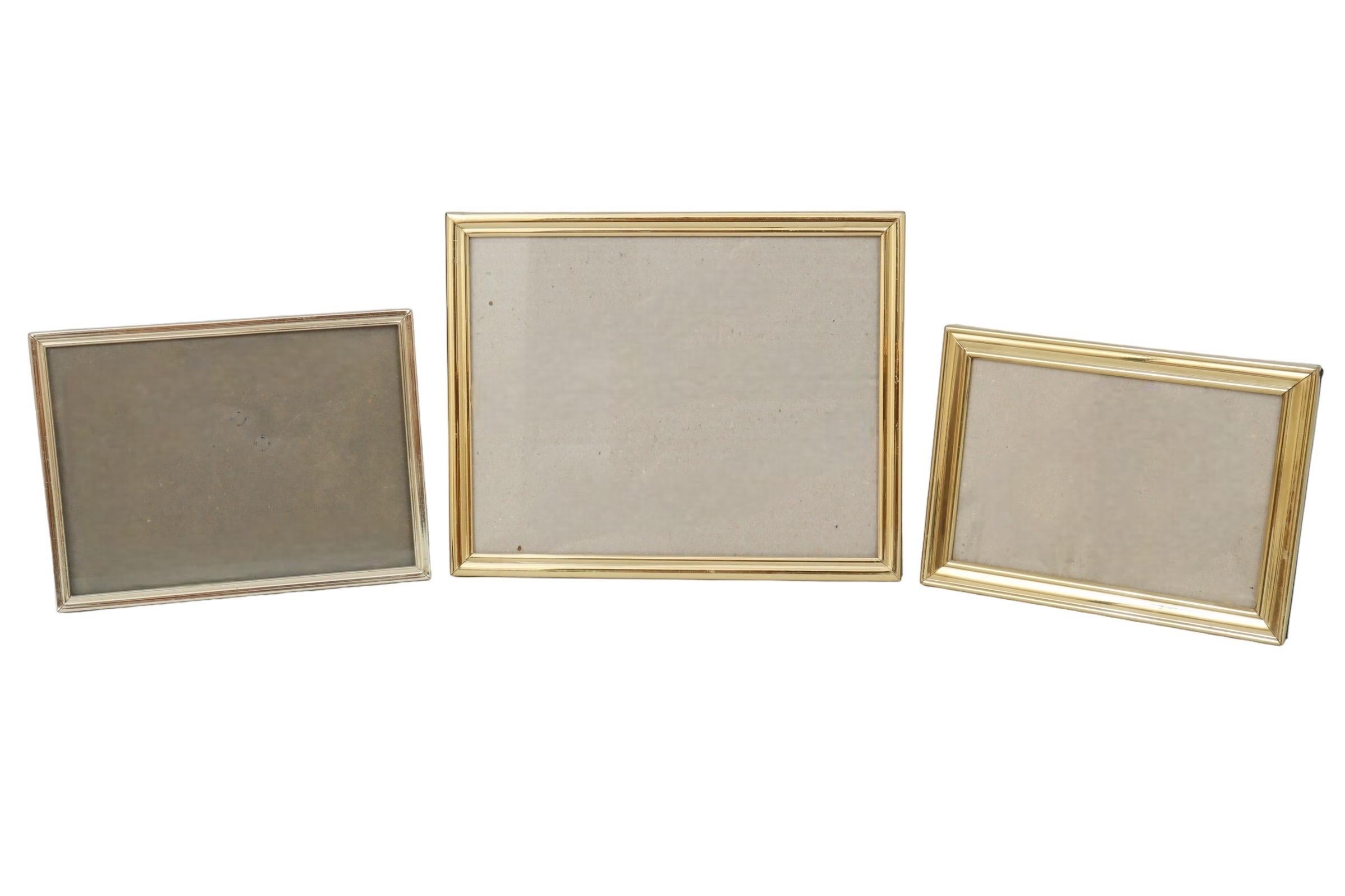 Ein Trio passender Vintage-Fotorahmen aus Messing. Ein 8