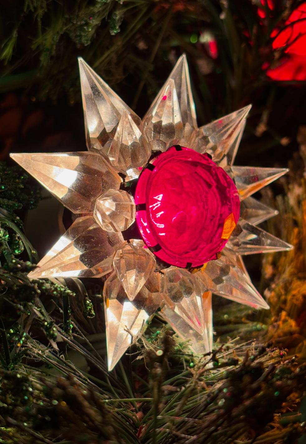 Matchless Wonder Star #910 Double Row Clear & Red Crystal C-9 Holiday Bulb, 1936 For Sale 2