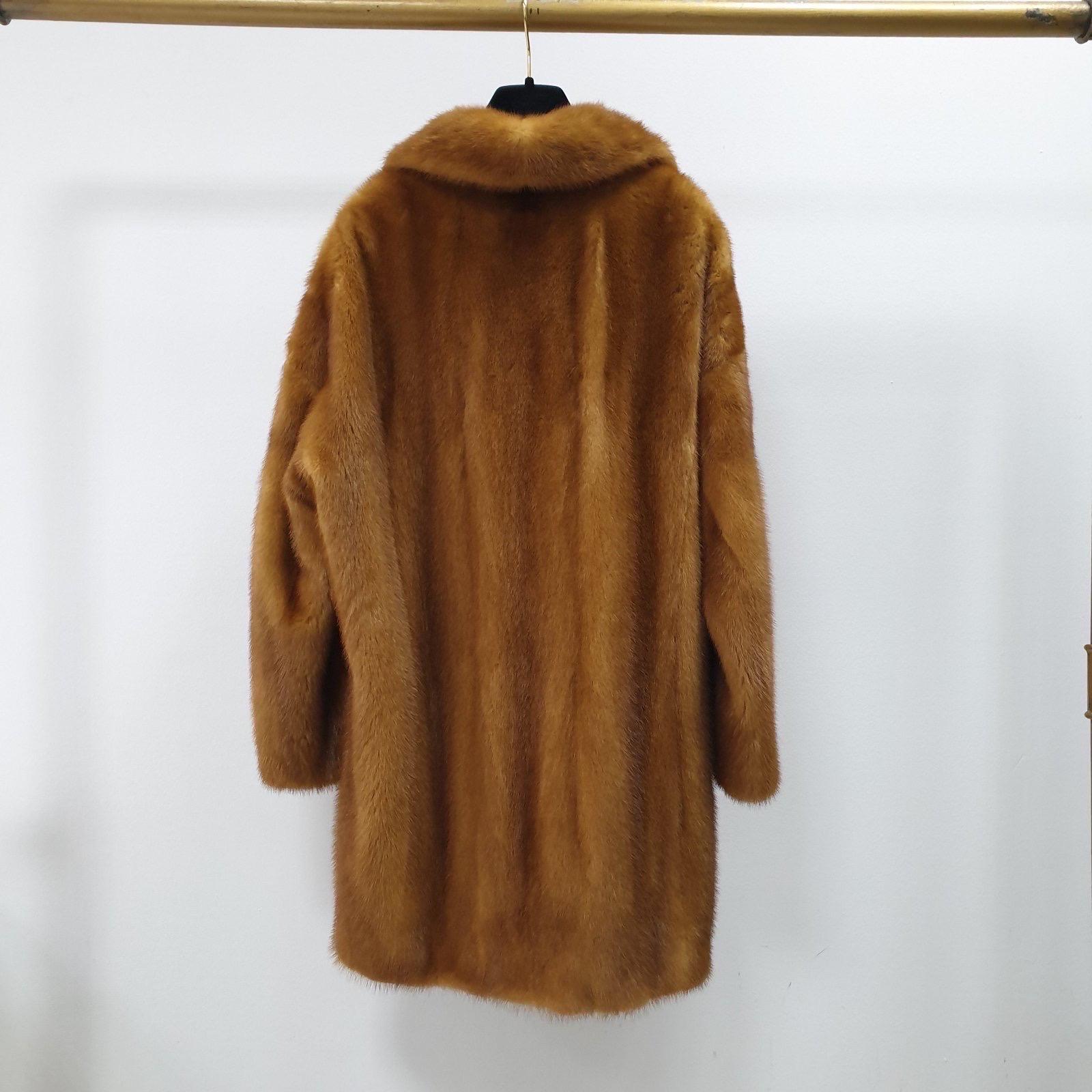 Sortez avec style grâce à ce superbe manteau de fourrure de vison MATE from 2017 ! La teinte chaude brun-rouge et les accents ludiques d'étoiles blanches créent un look unique et accrocheur. Ce luxueux manteau est parfait pour ajouter une touche de