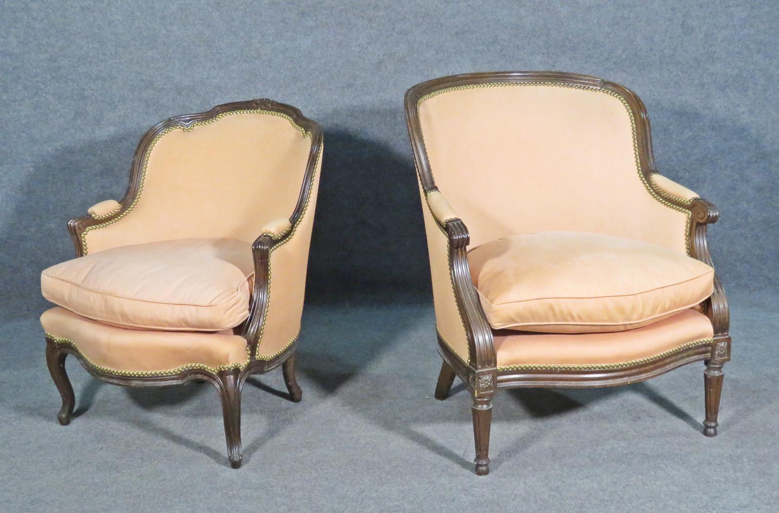 Louis XV Paire de chaises Louis Bergere en noyer sculpté, tapissées et assorties en vente