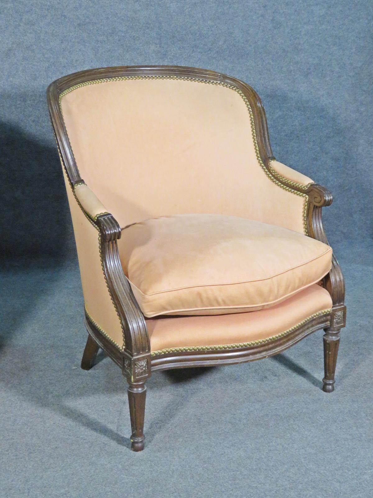 Paire de chaises Louis Bergere en noyer sculpté, tapissées et assorties Bon état - En vente à Swedesboro, NJ