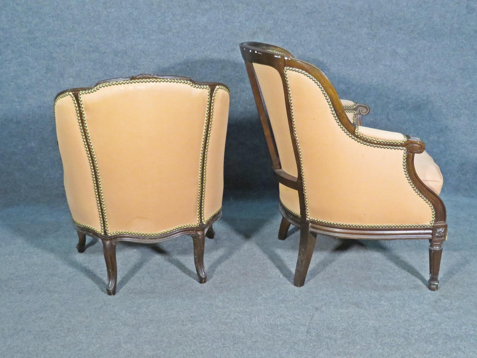 Paire de chaises Louis Bergere en noyer sculpté, tapissées et assorties en vente 2