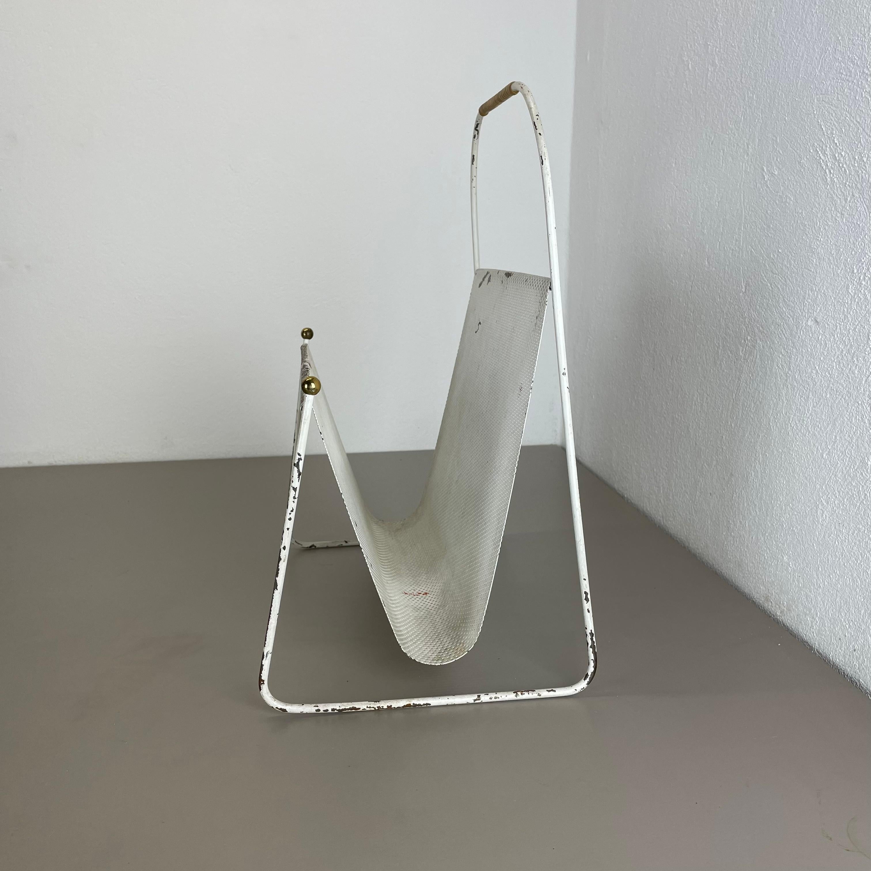 Articolo: elemento porta riviste

Origine: Francia

Età: anni '50

Questo originale portariviste vintage in stile Bauhaus è stato prodotto negli anni '50 in Francia. È realizzato in metallo massiccio con un'ottica a fori combinata con un elemento di