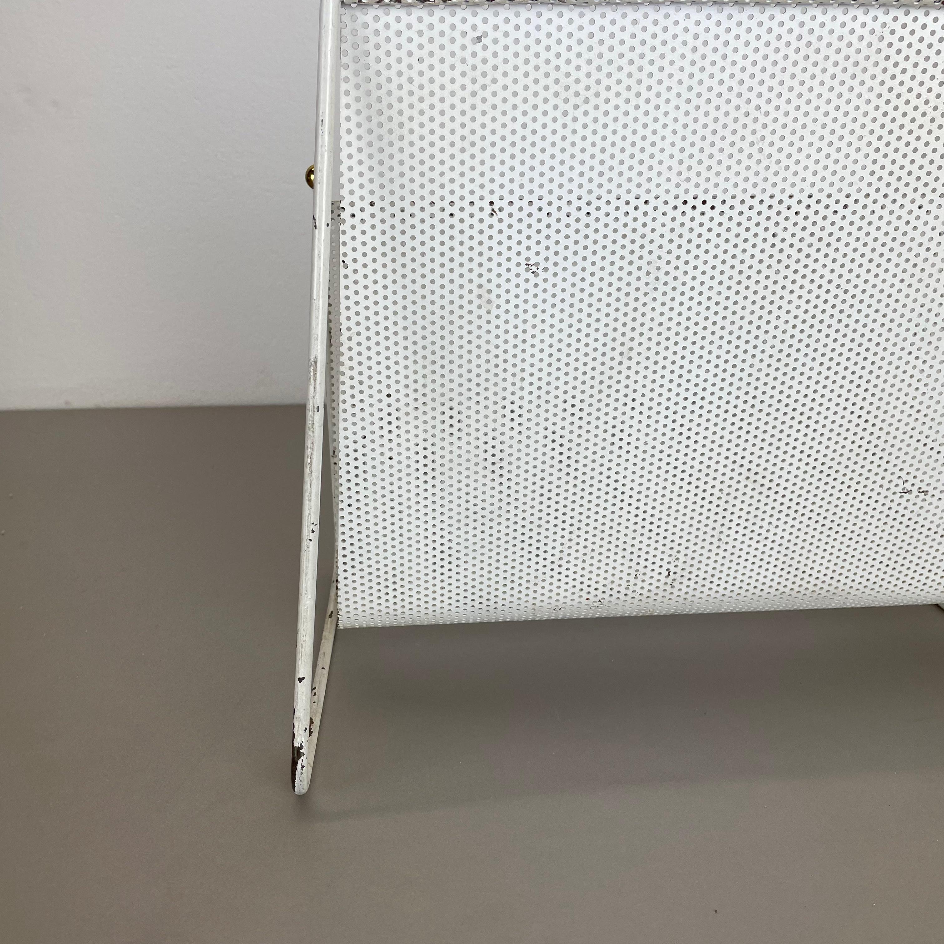 Portariviste con foro in metallo bianco in stile Mategot Aubock, Francia, anni '50 In condizioni discrete in vendita a Kirchlengern, DE