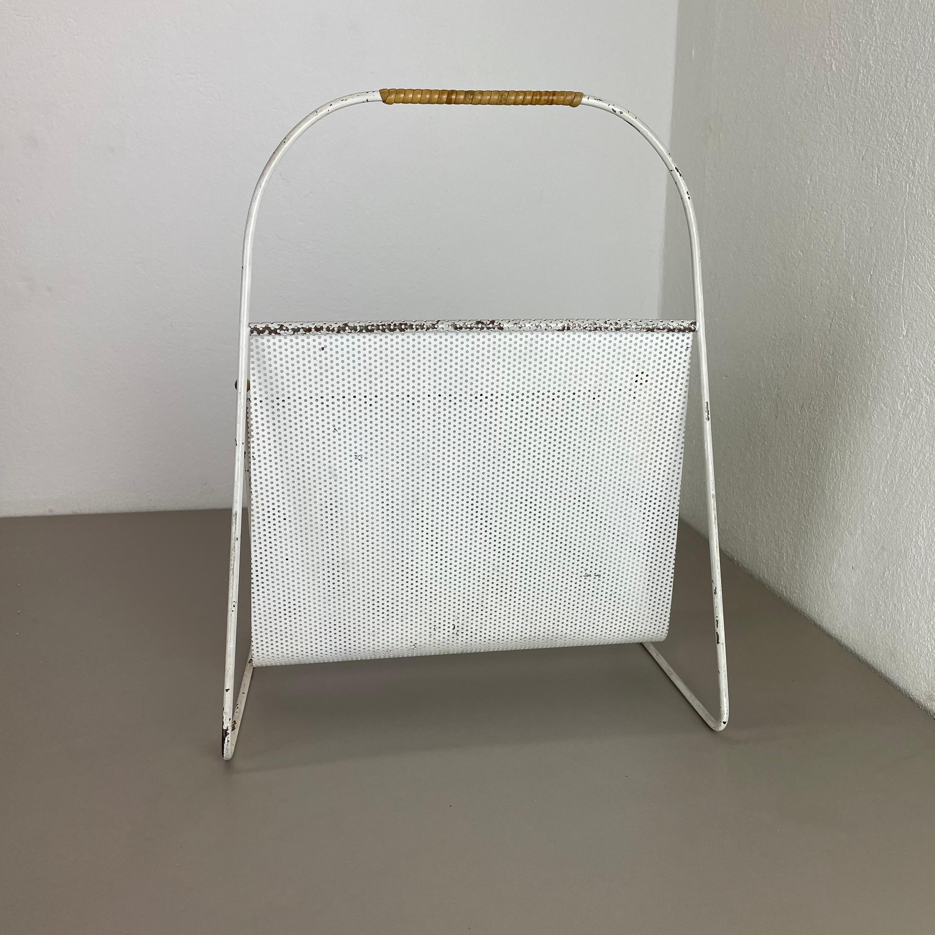 Metà XX secolo Portariviste con foro in metallo bianco in stile Mategot Aubock, Francia, anni '50 in vendita