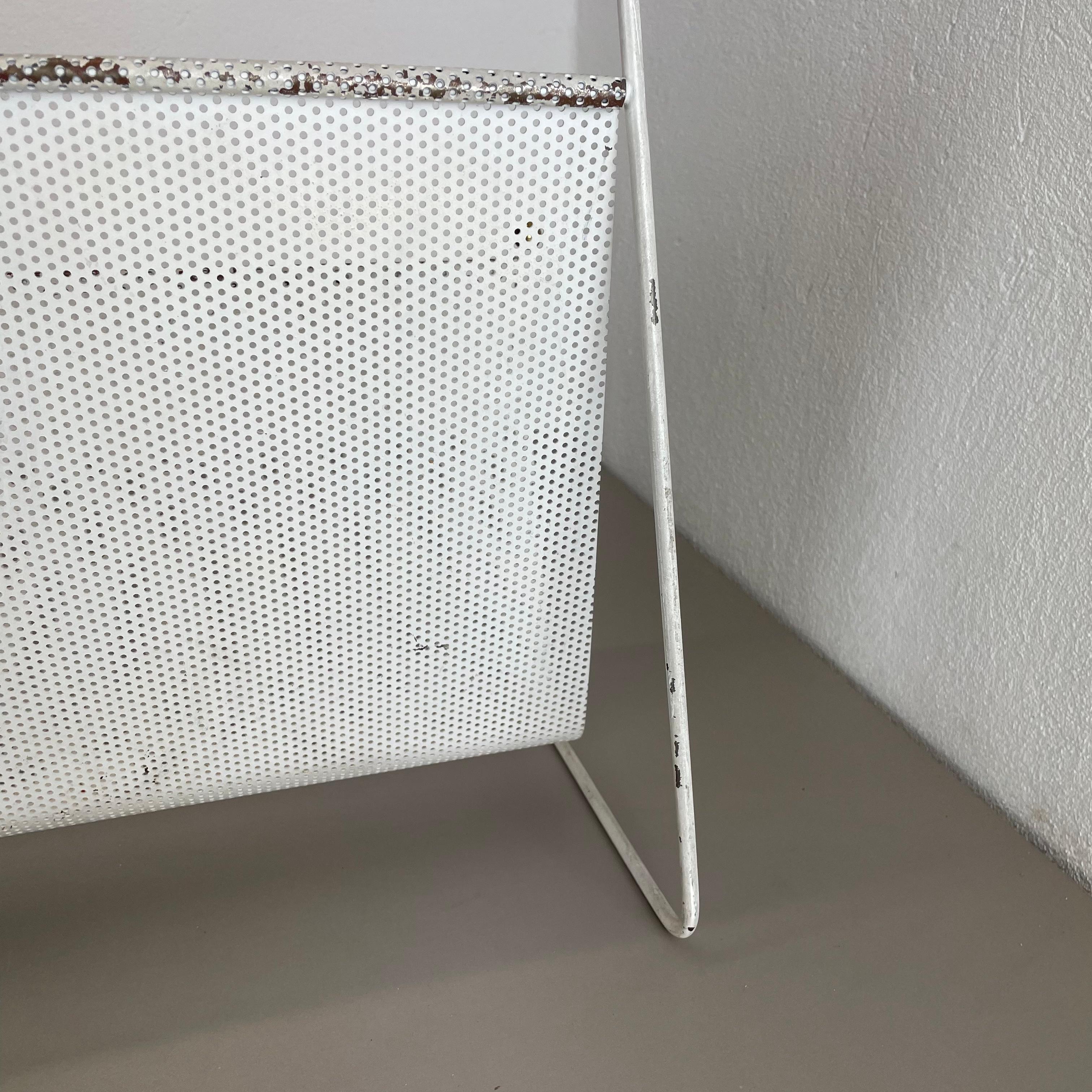 Rattan Portariviste con foro in metallo bianco in stile Mategot Aubock, Francia, anni '50 in vendita