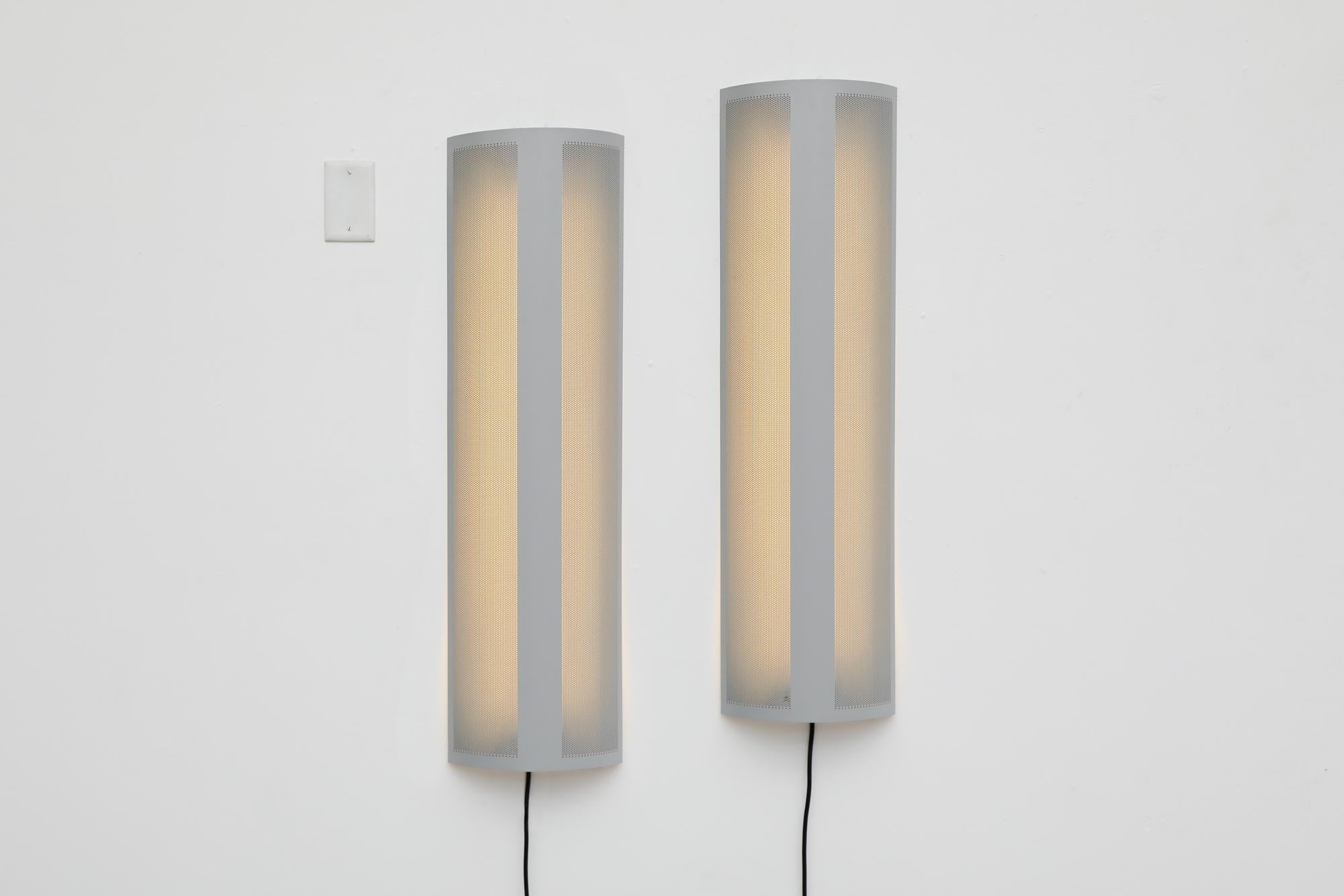 Lampes murales fluorescentes perforées grises, inspirées de Mategot, Mod Industrial Gray en vente 3