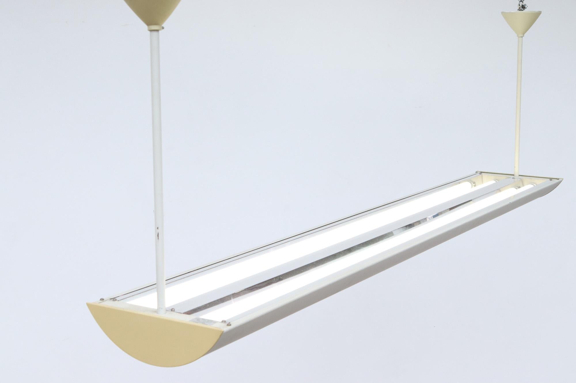 Lampe industrielle fluorescente beige inspirée de Waldmann Leuchten pour Mategot en vente 3
