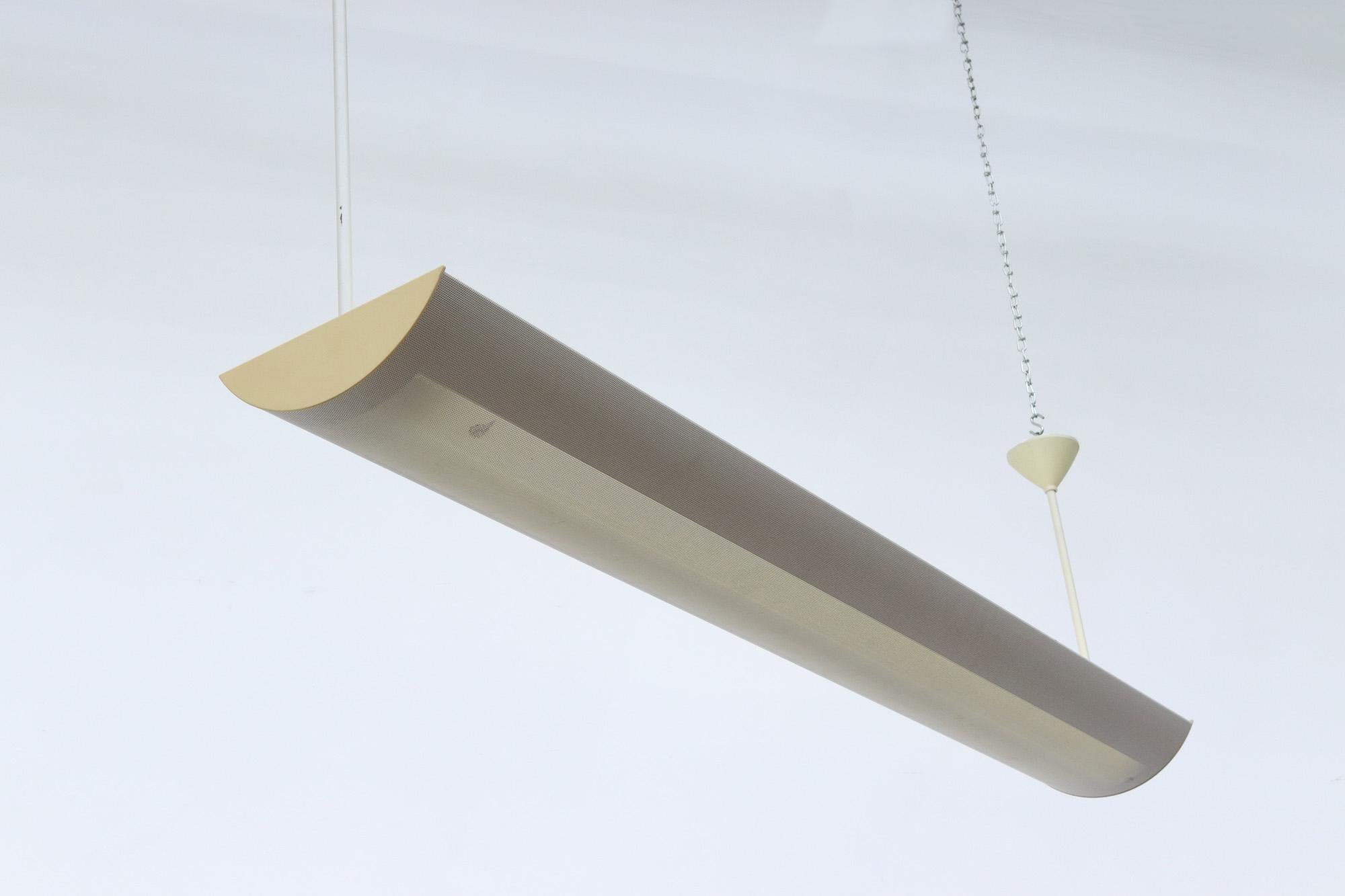 Lampe industrielle fluorescente beige inspirée de Waldmann Leuchten pour Mategot en vente 4