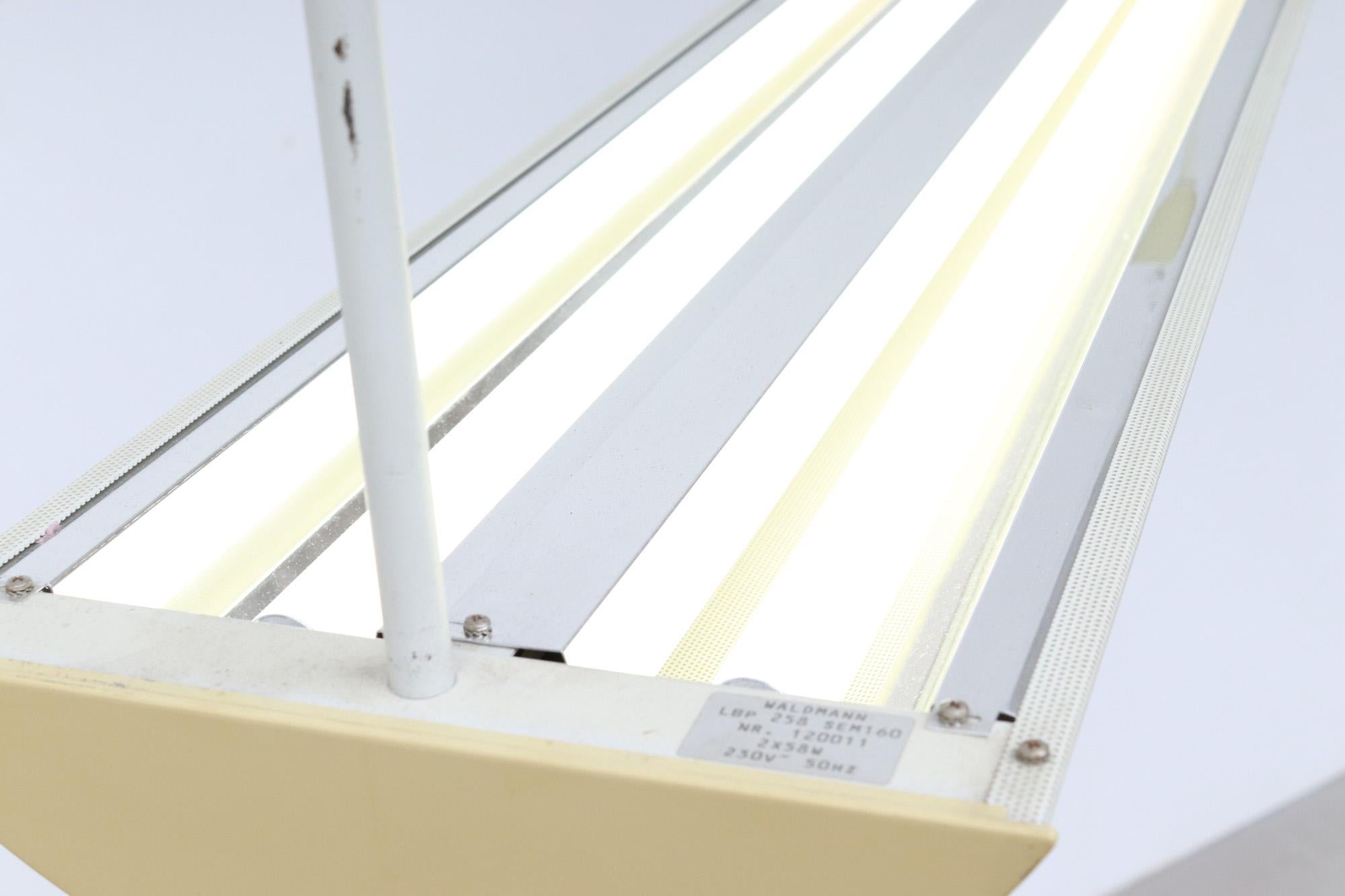 Lampe industrielle fluorescente beige inspirée de Waldmann Leuchten pour Mategot en vente 10