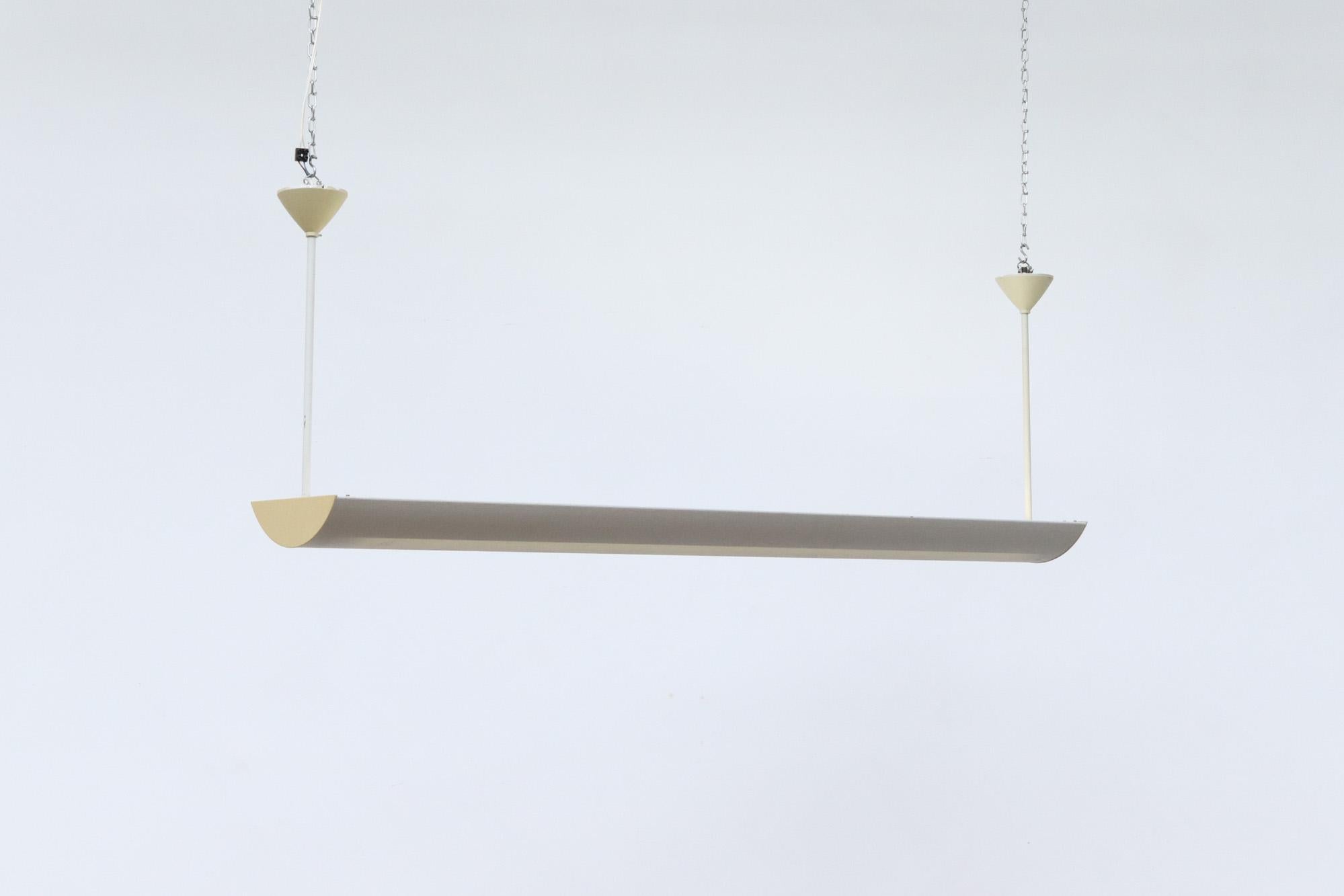 Fin du 20e siècle Lampe industrielle fluorescente beige inspirée de Waldmann Leuchten pour Mategot en vente
